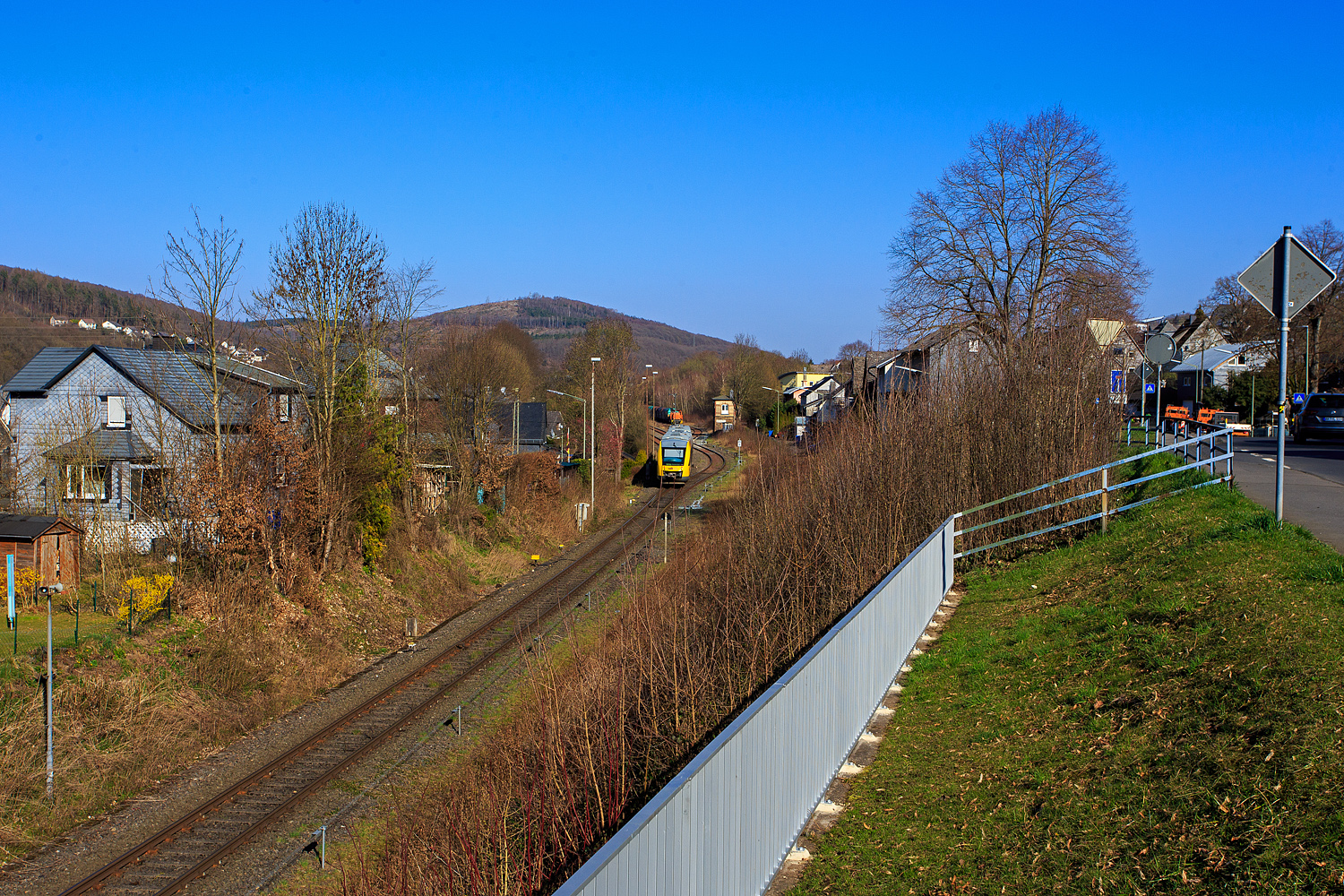 Der VT 252 (95 80 0648 152-6 D-HEB / 95 80 0648 652-5 D-HEB), ein Alstom Coradia LINT 41 der HLB (Hessische Landesbahn), ex Vectus VT 252, erreicht als RB 96 „Hellertalbahn“ von Betzdorf/Sieg nach Neunkirchen (Kr Siegen), am 19 März 2026 den Bahnhof Herdorf. Hinten auf Gleis 4 im Bahnhof wartet bereits die KSW 45 (98 80 0276 016-9 D-KSW), die MaK G 1204 BB der Kreisbahn Siegen-Wittgenstein, mit einem Übergabezug. 

Der Alstom Coradia LINT 41 wurde 2004 von der ALSTOM Transport Deutschland GmbH (vormals LHB - Linke-Hofmann-Busch GmbH) in Salzgitter-Watenstedt unter der Fabriknummer 1188-002 gebaut und an die vectus Verkehrsgesellschaft mbH geliefert, mit dem Fahrplanwechsel am 14.12.2014 wurden alle  Fahrzeuge der vectus nun Eigentum der HLB.