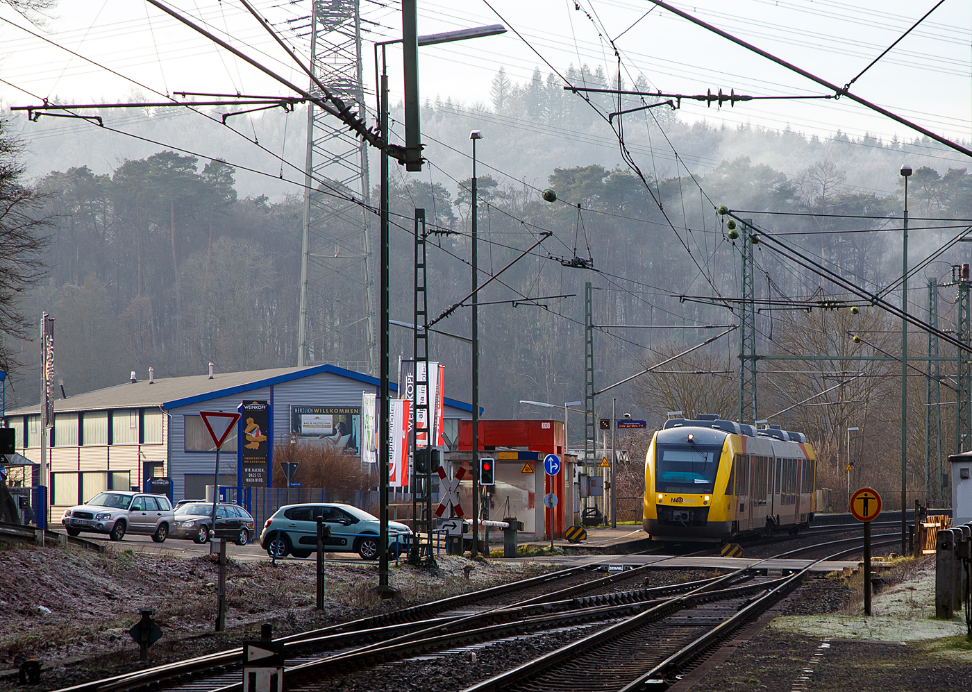 Der VT 256 (95 80 0648 156-7 D-HEB / 95 80 0648 656-6 D-HEB), ein Alstom Coradia LINT 41 der HLB (Hessische Landesbahn), als RB 90  Westerwald-Sieg-Bahn  (Westerburg - Altenkirchen - Au/Sieg – Betzdorf) am 18.01.2023 beim Halt im Bahnhof Scheuerfeld (Sieg). 

Der Dieseltriebzug wurde 2004 unter der Fabriknummer 1188-006 von ALSTOM Transport Deutschland GmbH (vormals LHB) in Salzgitter-Watenstedt gebaut und als VT 256 an die vectus Verkehrgesellschaft mbH geliefert. Mit dem Fahrplanwechsel am 14.12.2014 wurden alle Fahrzeuge der vectus dann Eigentum der HLB.
