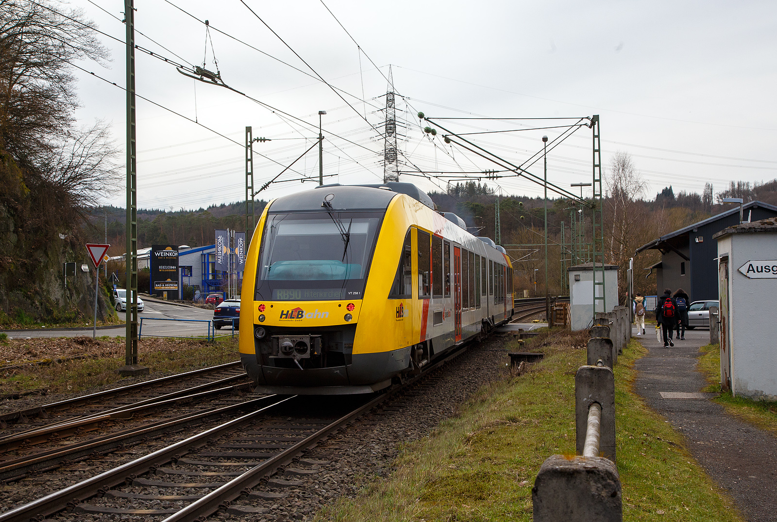 Der VT 258 (95 80 0648 158-3 D-HEB / 95 80 0648 658-2 D-HEB) ein Alstom Coradia LINT 41 der HLB (Hessische Landesbahn) verlässt am 17.03.2023 den Bahnhof Scheuerfeld (Sieg). Er fährt als RB 90  Westerwald-Sieg-Bahn  die Verbindung Siegen - Au/Sieg – Altenkirchen. 