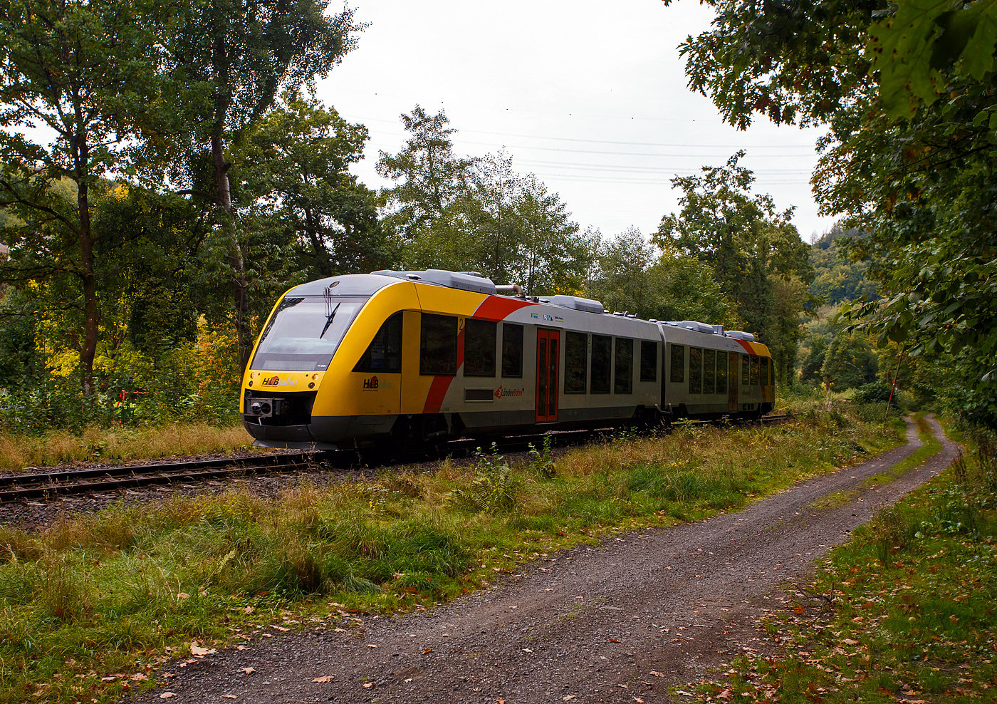 Der VT 258 (95 80 0648 158-3 D-HEB / 95 80 0648 658-2 D-HEB) ein Alstom Coradia LINT 41 der HLB (Hessische Landesbahn) erreicht am 03 Oktober 2025, als RB 96  Hellertalbahn  (Dillenburg – Haiger – Herdorf – Betzdorf/Sieg), bald den Hp Grünebach Ort. So langsam verfärben sich die ersten Blätter, es wird Herbst.
Der Alstom Coradia LINT 41 wurde 2004 von der ALSTOM Transport Deutschland GmbH (vormals LHB - Linke-Hofmann-Busch GmbH) in Salzgitter-Watenstedt unter der Fabriknummer 1188-008 für die vectus Verkehrsgesellschaft mbH gebaut, mit dem Fahrplanwechsel am 14.12.2014 wurden alle Fahrzeuge der vectus nun Eigentum der HLB, die Hessische Landesbahn hatte 74,9% der Gesellschaftsanteile.
 Der VT 258 (95 80 0648 158-3 D-HEB / 95 80 0648 658-2 D-HEB) ein Alstom Coradia LINT 41 der HLB (Hessische Landesbahn) erreicht am 03 Oktober 2025, als RB 96  Hellertalbahn  (Dillenburg – Haiger – Herdorf – Betzdorf/Sieg), bald den Hp Grünebach Ort. So langsam verfärben sich die ersten Blätter, es wird Herbst.
Der Alstom Coradia LINT 41 wurde 2004 von der ALSTOM Transport Deutschland GmbH (vormals LHB - Linke-Hofmann-Busch GmbH) in Salzgitter-Watenstedt unter der Fabriknummer 1188-008 für die vectus Verkehrsgesellschaft mbH gebaut, mit dem Fahrplanwechsel am 14.12.2014 wurden alle Fahrzeuge der vectus nun Eigentum der HLB, die Hessische Landesbahn hatte 74,9% der Gesellschaftsanteile.
