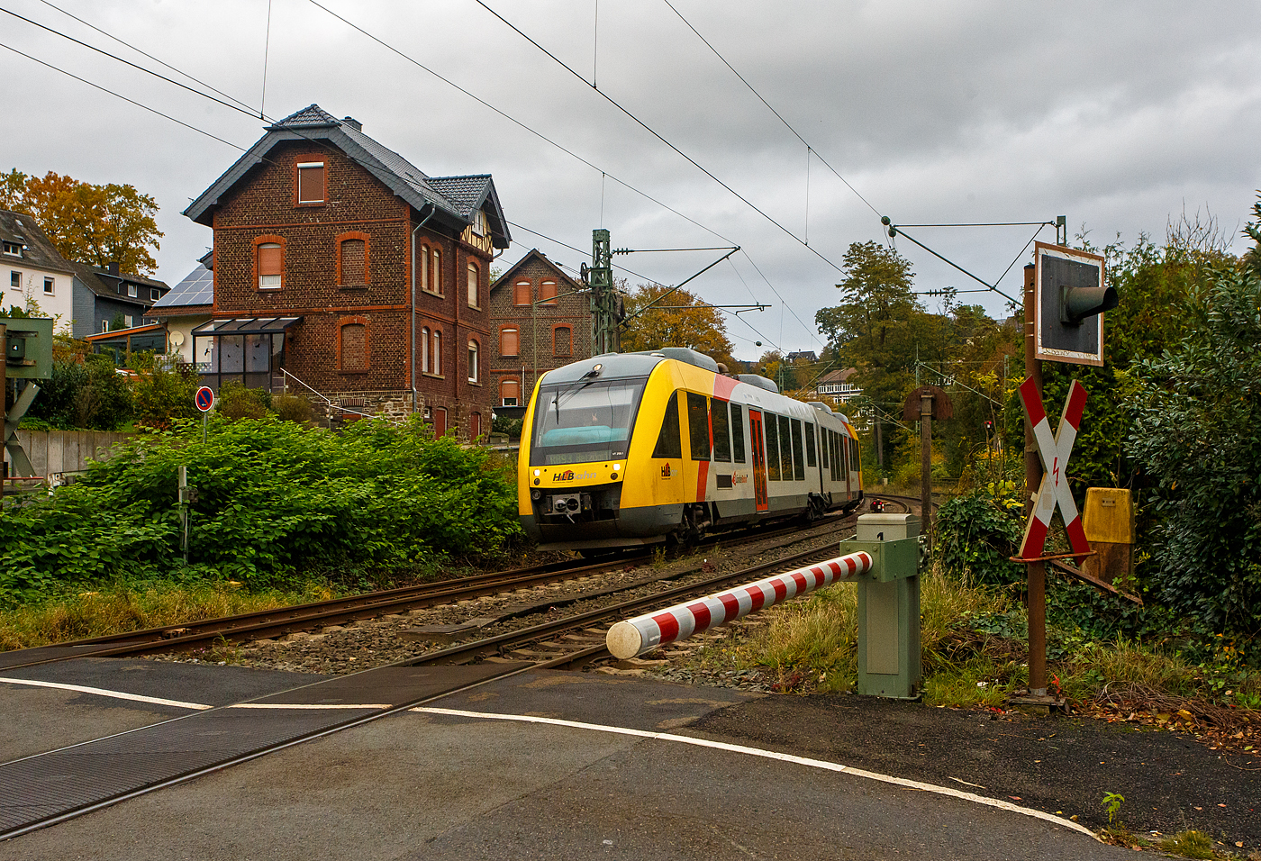 Der VT 259 (95 80 0648 159-1 D-HEB / 95 80 0648 659-0 D-HEB) ein Alstom Coradia LINT 41 der HLB (Hessische Landesbahn),fährt  am 26 Oktober 2023, als RB 93  Rothaarbahn  (Bad Berleburg - Kreuztal - Siegen - Betzdorf), von Kirchen (Sieg) weiter in Richtung Betzdorf. Nächster ist den der Zielbahnhof Richtung Betzdorf (Sieg).

Einen lieben Gruß an den netten grüßenden Triebfahrzeugführer zurück.