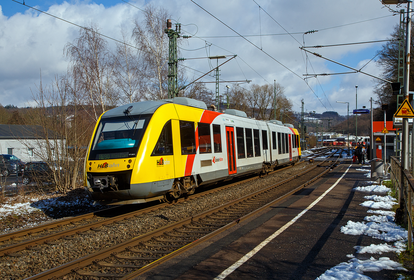 Der VT 260 (95 80 0648 160-9 D-HEB / 95 80 0648 660-8 D-HEB), ein Alstom Coradia LINT 41 der HLB (Hessische Landesbahn), verlässt am 15.03.2023, als RB 90  Westerwald-Sieg-Bahn  (Umlauf HLB 61713 - Siegen - Betzdorf - Au/Sieg – Altenkirchen), den Bf Scheuerfeld (Sieg).