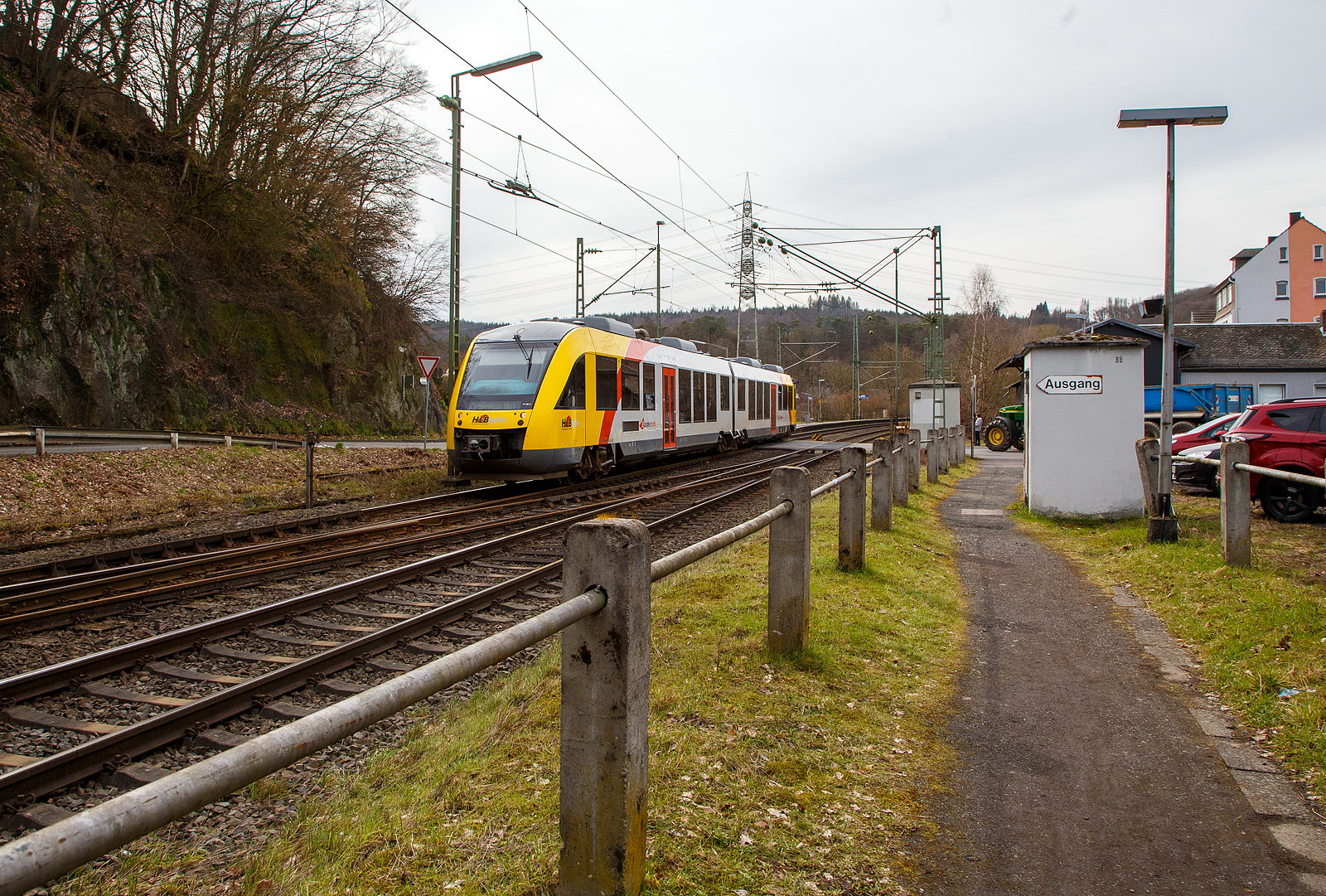 Der VT 261 (95 80 0648 161-7 D-HEB / 95 80 0648 661-6 D-HEB) ein Alstom Coradia LINT 41 der HLB (Hessische Landesbahn), verlässt am 17.03.2023 den Bahnhof Scheuerfeld (Sieg). Er fährt als RB 90 (Umlauf 61720)  Westerwald-Sieg-Bahn  die Verbindung Altenkirchen - Au/Sieg – Siegen.