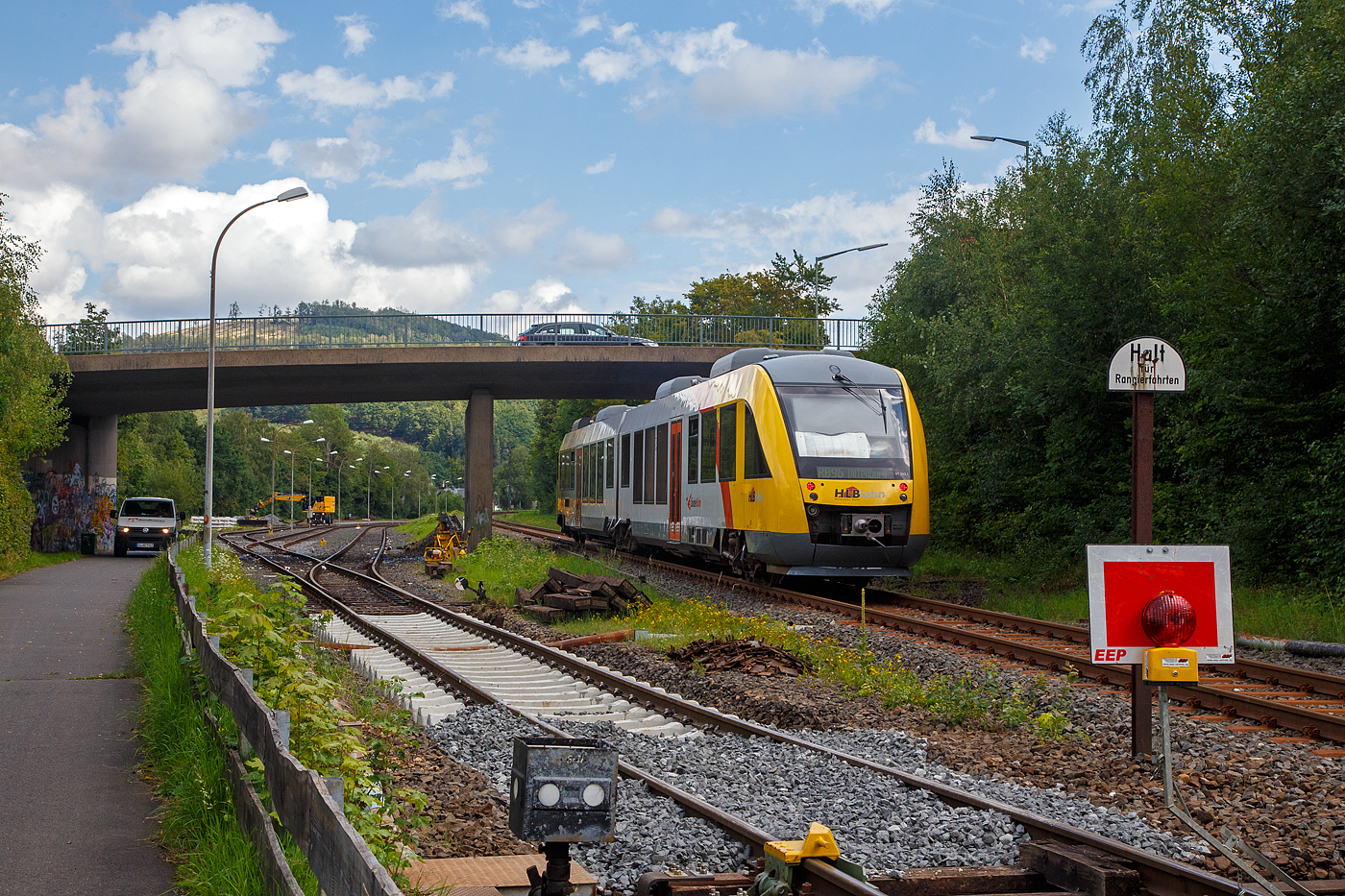 Der VT 263 (95 80 0648 163-3 D-HEB / 95 80 0648 663-2 D-HEB) ein Alstom Coradia LINT 41 der HLB (Hessische Landesbahn), verlässt am 16.08.2023, als RB 96 „Hellertalbahn“ (Betzdorf – Dillenburg), Herdorf und fährt weiter in Richtung Neunkirchen/Siegerland. Eigentlich fahren auf dieser Verbindung die „neuen“ LINT 41, aber hier war es nochmal ein alter. 

Links vorne sieht man die KSW (Kreisbahn Siegen-Wittgenstein) erneuert die ersten Gleismeter vom Anschlussgleis, zum Rangierbahnhof in Herdorf der Betriebsstätte FGE -Freien Grunder Eisenbahn (KSW NE447 / DB-Nr. 9275).
