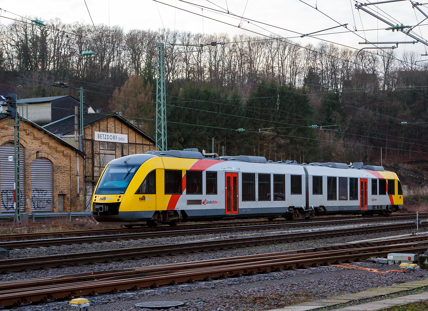 Der VT 264 (95 80 0648 664-0 D-HEB / 95 80 0648 164-1 D-HEB) ein Alstom Coradia LINT 41 der HLB (Hessische Landesbahn) rangiert am 11.01.2023 in Betzdorf (Sieg) zur Dieseltankstelle.