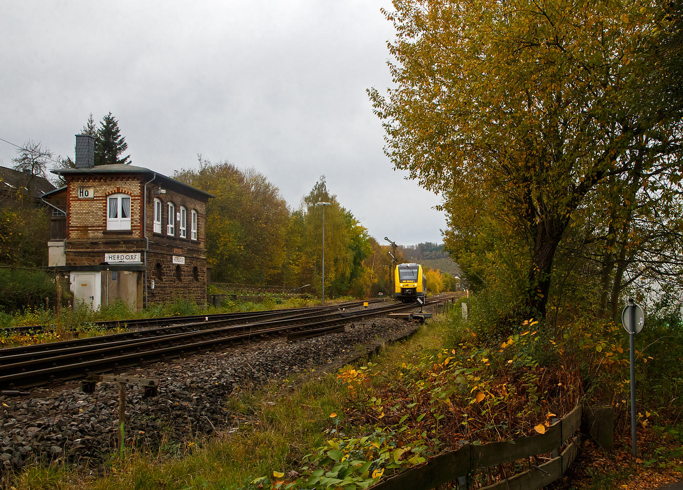 Der VT 501 (95 80 1648 101-1 D-HEB / 95 80 1648 601-0 D-HEB) der HLB (Hessische Landesbahn GmbH), ein Alstom Coradia LINT 41 der neuen Generation, verlässt am 03.11.2022 den Bahnhof Herdorf und fährt,als RB 96  Hellertalbahn  (Betzdorf - Herdorf - Haiger - Dillenburg), weiter in Richtung Neunkirchen (Siegerland).