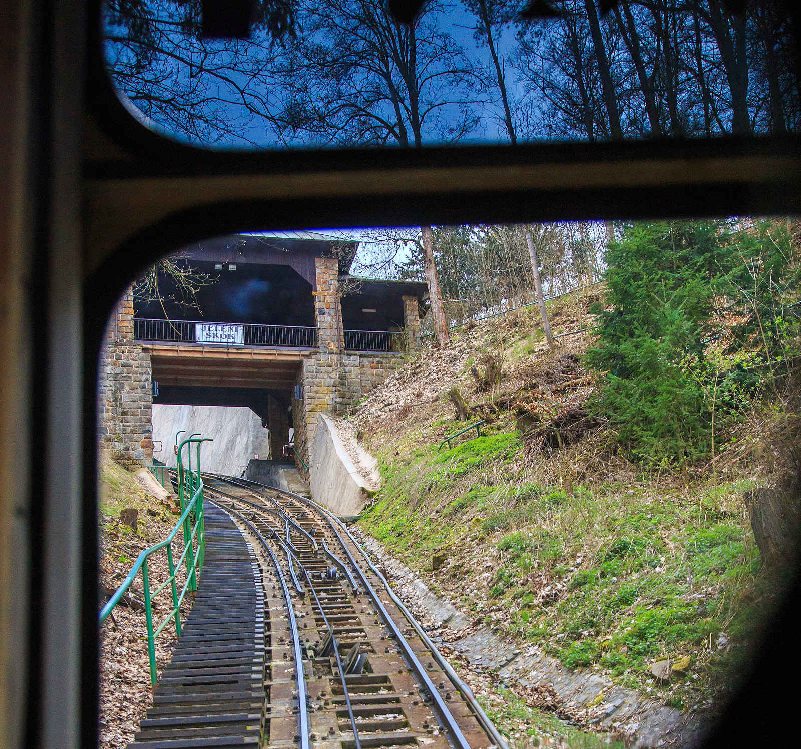 Der Wagen „DIANA 1“ der Standseilbahn Diana (tschechisch Lanová dráha Diana) in Karlsbad (Karlovy Vary) erreicht am 18.04.2023 bald die Mittelstation Jelení skok (Hirschsprung) und somit die abtsche Ausweiche.