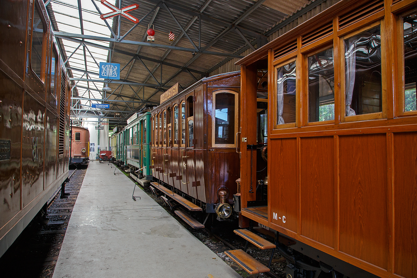 Der wunderschön aufgearbeitete zweiachsige 3.Klasse Abteilwagen mit Gepäckabteil CF²  21 der Aigle–Leysin-Bahn (AL), seit 1973 bei der Museumsbahn Blonay–Chamby hier am 27. Mai 2023 im Museum Chaulin.

Der Wagen wurde 1900 von SIG (Schweizerische Industrie-Gesellschaft) in Neuhausen am Rheinfall gebaut und an die Aigle–Leysin-Bahn (AL) geliefert.

TECHNISCHE DATEN:
Spurweite: 1.000 mm
Anzahl der Achsen: 2 (jeweils mit Bremszahnrad)
Länge über Kupplung: 5.600 mm
Länge des Wagenkastens: 4.980 mm
Breite: 2.100 mm
Achsabstand: 2.200 mm
Eigengewicht: 4.100 kg
Sitzplätze: 20 