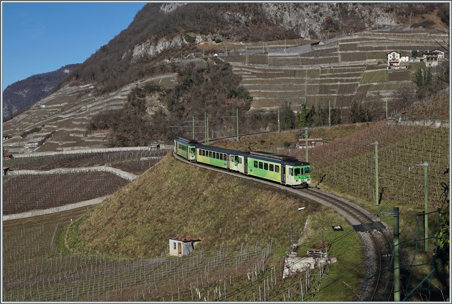 Der Zug von Leysin nach Aigle hatte leider etwas zu wenig Verspätung - aber der dreiteilige ASD Zug in den Weinreben oberhalb von Aigle ist ja auch ein sehenswertes Sujet. Dieser TPC Regionalzug 71 mit dem ASD BDe 4/4 402, dem Bt 431 und dem ASD BDe 4/4 403 ist auf dem Weg von Les Diablerets nach Aigle. 

27. Jan. 2024