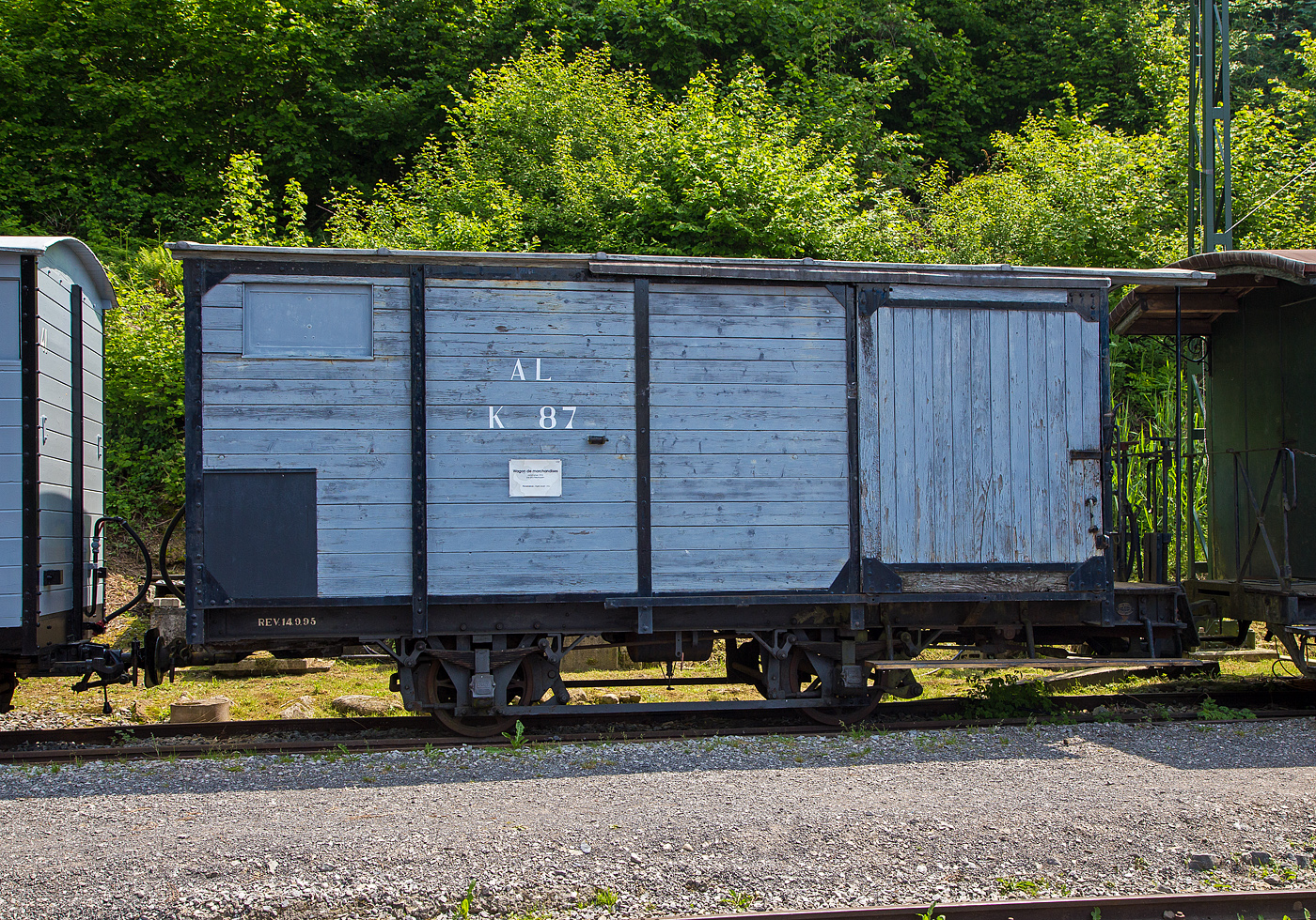 Der zweiachsige gedeckte Güterwagen mit Bremserbühne K 87 der Aigle–Leysin-Bahn (AL), seit 1977 bei der Museumsbahn Blonay–Chamby hier am 19. Mai 2018 im Museum Chaulin.

Der Wagen wurde 1912 von SWS (Schweizerische Wagons- und Aufzügefabrik AG) in Schlieren gebaut und an die Aigle–Leysin-Bahn (AL) geliefert.

TECHNISCHE DATEN:
Spurweite: 1.000 mm
Anzahl der Achsen: 2 (jeweils mit Bremszahnrad)
Länge über Kupplung: 6.600 mm
Länge des Wagenkastens: 6.000 mm
Achsabstand: 2.200 mm
Eigengewicht: 5.000 kg
Ladegewicht: 10.000 kg

