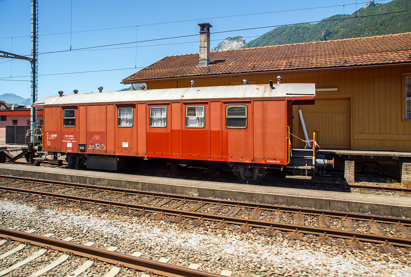 Der zweiachsigen SBB Dienstwagen Xs 40 85 96 32 406-7 CH-SBBI der Gattung Xs, abgestellt am 23 Juni 2016 bei Brunnen (Schweiz). Angeschrieben ist „Carro refettorio - Stazione di residenza Erstfeld“, somit übersetzt Speisewagen – Heimatbahnhof Erstfeld, somit war es ein Rottenwagen. In diesen Speisewagen kochte und verpflegte die Rottenköchin für die /die Rotte (Gleisbauarbeiter).

Die letzten Rottenköchinnen traten Ende 2020 in den Ruhestand, ein trauriger Moment für all jene, die diese einzigartige, 100-jährige soziale Einrichtung miterlebt haben. Dank einer gewerkschaftlichen Mobilisierung konnte die Lebensdauer dieser besonderen Speisewagen noch um zehn Jahre verlängert werden. Siehe auch: http://sev-online.ch/de/aktuell/kontakt.sev/2021/bei-der-sbb-geht-eine-ra-zu-ende-202103-49259/


TECHNISCHE DATEN gemäß Anschriften:
Spurweite: 1.435 mm
Anzahl der Achsen: 2
Länge über Puffer: 15.020 mm 
Achsabstand: 9.000 mm
Eigengewicht: 17.600 kg
Max. Zuladung: 5,0 t (ab Streckenklasse A)
Höchstgeschwindigkeit: 100 km/h
Bremse: Frein O-P (17 t)
TECHNISCHE DATEN gemäß Anschriften:
Spurweite: 1.435 mm
Anzahl der Achsen: 2
Länge über Puffer: 15.020 mm 
Achsabstand: 9.000 mm
Eigengewicht: 17.600 kg
Max. Zuladung: 5,0 t (ab Streckenklasse A)
Höchstgeschwindigkeit: 100 km/h
Bremse: Frein O-P (17 t)
