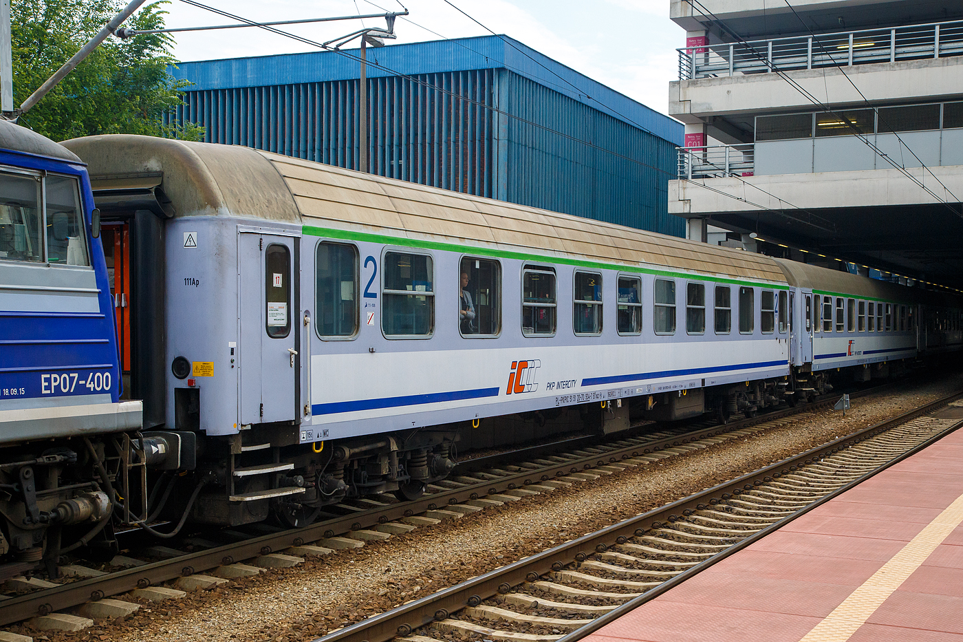 Der zweite Klasse unklimatisierte Abteilwagen (Reisezugwagen) 51 51 20-70 934-7 PL-PLKIC der Gattung B10ouz  (111Ap) der PKP Intercity am 25 Juni 2017 im Hauptbahnhof Posen (Poznań Główny), eingereiht als Wagen 17 in den TLK 56134 von Wrocław Glowna (Breslau) via Gdańsk (Danzig) nach Gdynia Glowna / Gdingen Hbf (von 1939–1945 Gotenhafen bekannt), eine Hafenstadt in der Danziger Bucht (Polen).

Diese Wagen wurden zwischen 1961/71 und1977/78 von der F.P.S.  H. Cegielski – Poznań S.A. (HCP) im polnischen Posen gebaut.

Die Zuggattung TLK - Twoje Linie Kolejowe ist die Antwort der PKP Intercity auf die steigenden Erwartungen der Fahrgäste gegenüber den Fernzügen, die von ihrem Transportunternehmen vor allem günstige Fahrkartenpreise erwarten, ein breites Sortiment an Sonderangeboten sowie eine angemessene Anzahl der Verbindungen mit Halt an Unterwegsbahnhöfen erwarten. Auf diese Weise kann der Fahrgast mit TLK günstig und bequem reisen.

Die ersten TLK Züge, die das günstige Reisen unterstützen sollten, kamen im Jahr 2005 auf die Gleise. Am 1. Januar 2011 wurde der Name der Marke geändert, von Tanie Linie Kolejowe (deutsch: Billige Bahnstrecke) in Twoje Linie Kolejowe (deutsch: Deine Bahnstrecke), ab dem 19. März 2013 wurde, um den Reisenden höheren Komfort bieten zu können, die vollständige Platzreservierung in allen Wagen der Züge TLK eingeführt (der Preis für die „Platzreservierung” ist im Ticketpreis inbegriffen).

Die Reisezugwagen der Gattung B10ouz (111A) haben 10 Abteile á 8 Sitzplätze.

TECHNISCHE DATEN:
Länge über Puffer: 24.400 mm
Drehzapfenabstand: 17.200 mm
Leergewicht: 42 t
Höchstgeschwindigkeit: 160 km/h
Sitzplätze: 80 (in 10 Abteilen)
Toiletten: 2
Zulassungen: RIC 
