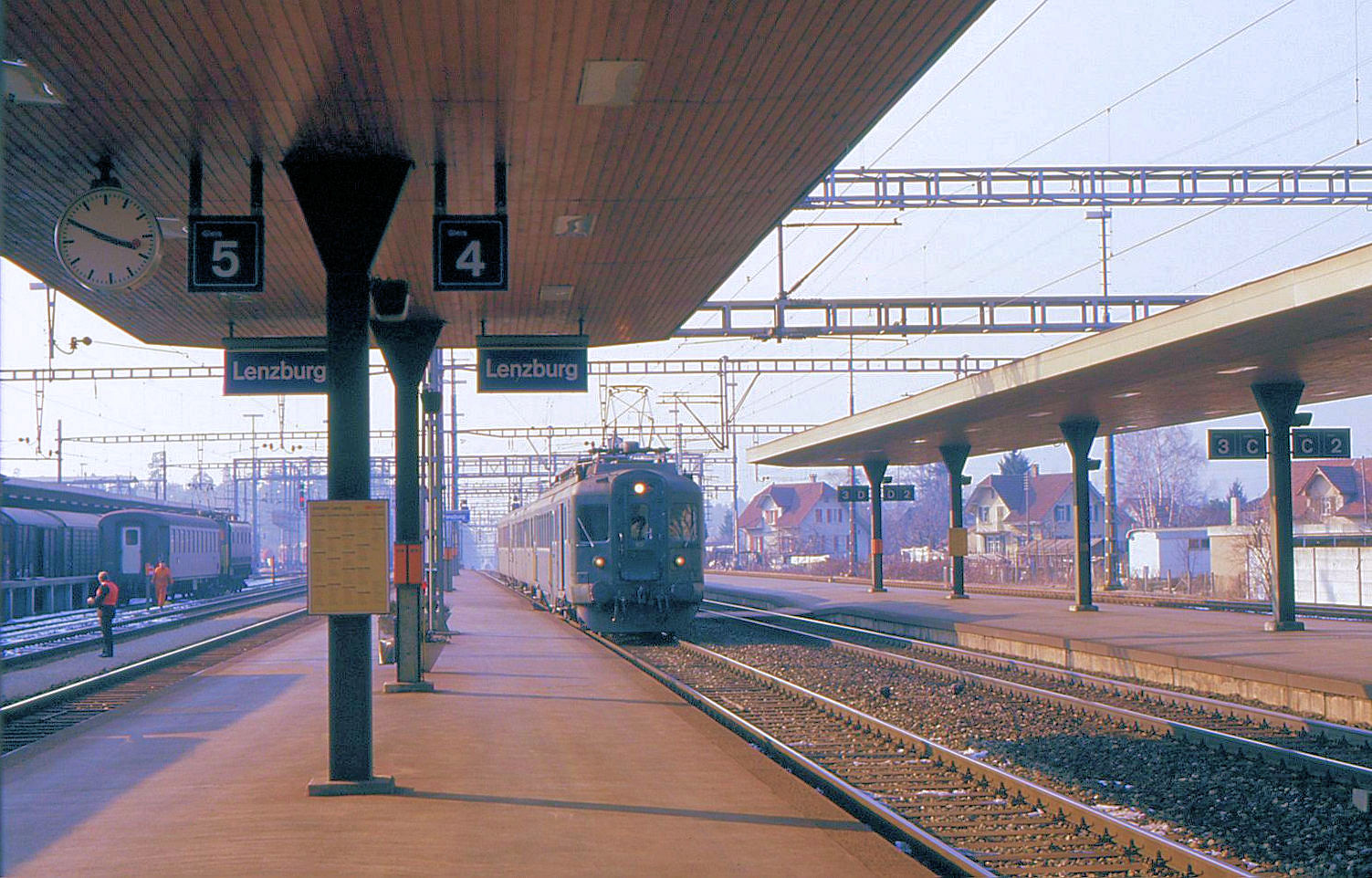 Der Zweitklasszug Lenzburg - Dättwil - Baden Oberstadt - Wettingen: Die Strecke via Dättwil und Baden Oberstadt wurde 2004 für den Personenverkehr stillgelegt; hier fährt Triebwagen BDe4/4 1631 für einen Dienst über diese Strecke in Lenzburg ein. 11.März 1987  