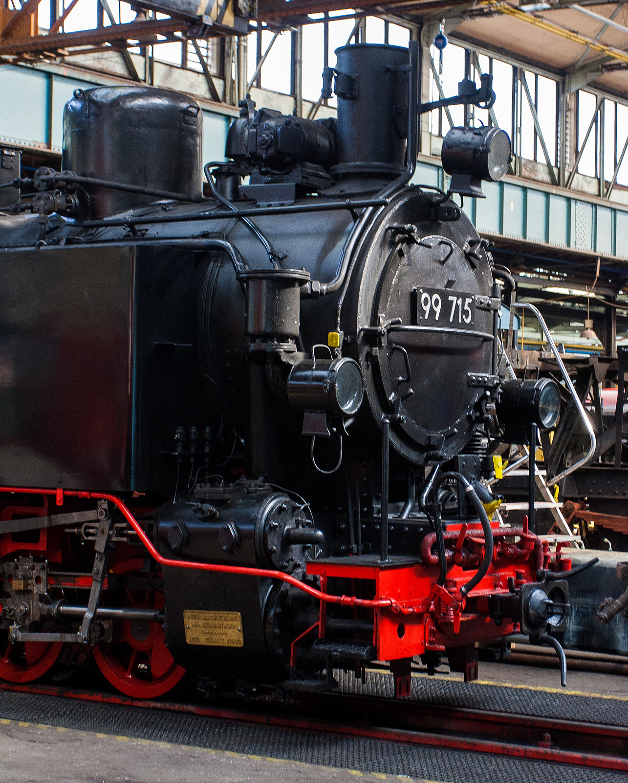 Detailbild der  99 715 der GbR (Leihgabe an die Prenitztalbahn, heute wieder als 99 1715-4 gefhrt, eine Schsische VI K (Baureihe 99.67–71) steht am 24 August 2013 im Dampflokwerk Meiningen. Die Aufnahme entstand auf einer offiziellen Fhrung.