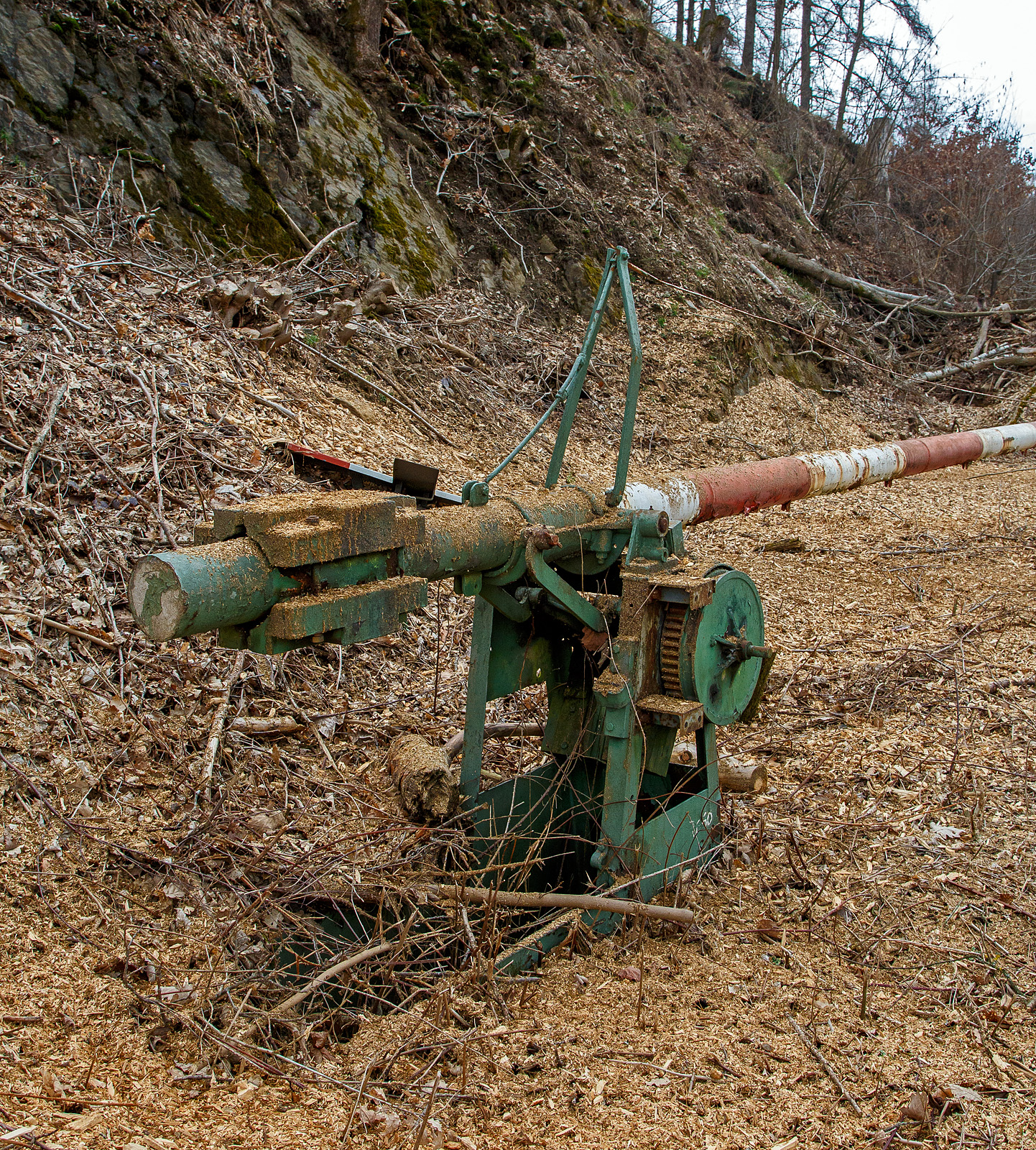 Detailbild der alten Schranke (ehemalige Anrufschranke) bei km 87,8 (bei Herdorf-Sassenroth) der Hellertalbahn (KBS 462 / Strecke 2651), hier am 18.03.2023. 