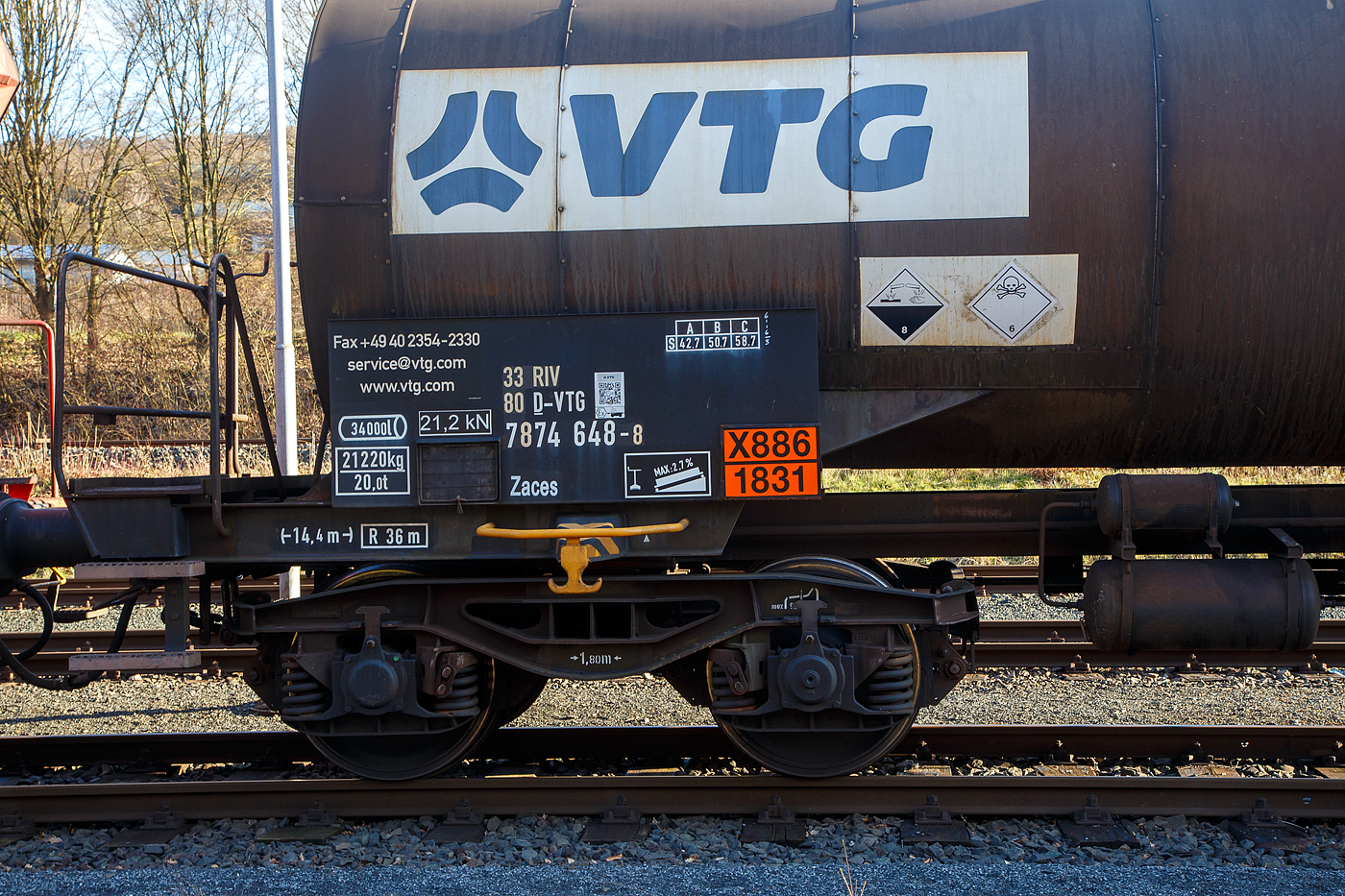 Detailbild von dem vierachsigen 34 m³ Drehgestell Kesselwagen mit Bremserbühne, 33 80 7874 648-8 D-VTG, der Gattung Zaces, der VTG Rail Europe GmbH (Hamburg), abgestellt am 21.02.2023 in Herdorf,