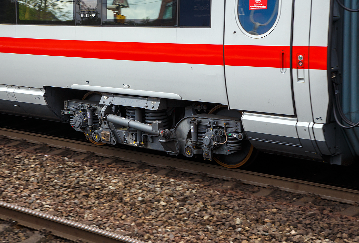 Detailbild Drehgestell des Stromrichterwagen der zweiten Klasse, 93 80 5 411 609-1 D-DB, der Gattung Bpmbz, des 7-teilige ICE T - Tz 1109 „Gstrow“ der DB Fernverkehr AG am 14 Mai 2022 im Bahnhof Lneburg.