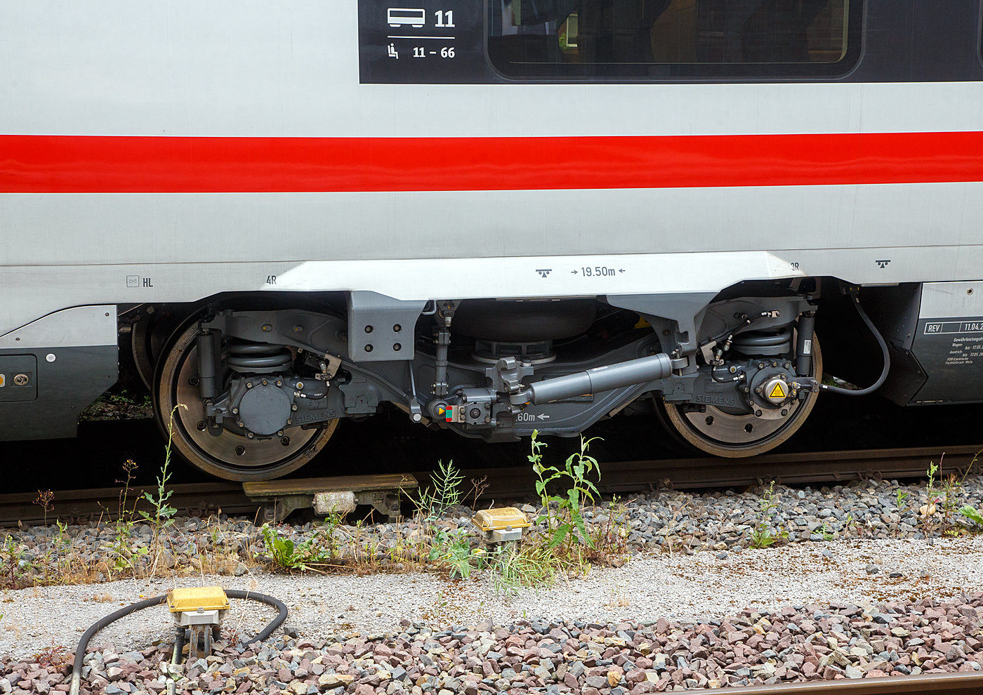 Detailbild von einem SIEMENS Triebdrehgestelles (weiterentwickeltes SF 500) des dreizehnteiligen ICE 4 - Tz 9481 „Rheinland-Pfalz“ (hier am Wagen Nr. 11 - 1. Kl.-Wagen 3 80 1412 081-1 D-DB - Apmz 1412.0) am 31 Mai 2022 im Hauptbahnhof Münster (Westf.).

Das Triebdrehgestell des ICE 4 (ICx) ist eine Weiterentwicklung aus der bewährten SF 500-Familie. Das robuste Fahrwerk erfüllt die hohen Anforderungen zu Auflagelasten und Antriebskräften und ist bereits im Hochgeschwindigkeitsverkehr und bei Doppelstockzügen erfolgreich im Einsatz. Sie sind auch mit einer Drehgestellüberwachung mittels Sensoren ausgestattet. 

Es sind 2 Fahrmotoren (á 825 kW) pro Triebdrehgestell vorhanden. Die Radscheibenbremsen sind beidseitig angeordnet. Weiterhin sind Luftfedern als Sekundärfederung vorhanden, bei deren Ausfall der Wagenkasten auf einer Notfeder aufliegen kann. Außerdem können bis zu zwei Schlingerdämpfer eingebaut werden. 

TECHNISCHE DATEN:
Spurweite: 1.435 mm (Normalspur)
Achsfolge: Bo’Bo’
Achsabstand: 2.600 mm
Treibraddurchmesser: 920/840 mm (neu/abgenutzt)
Gewicht: ca. 9.200 kg