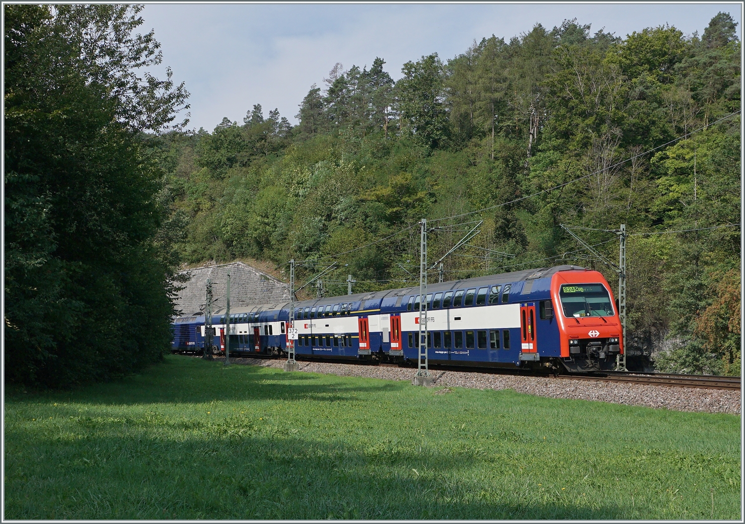 Deutsche Gleise und Fahrleitung, aber die S24 wird nicht bis nach Deutschland fahren, sondern in Kürze in Thayngen enden. 

30. August 2022