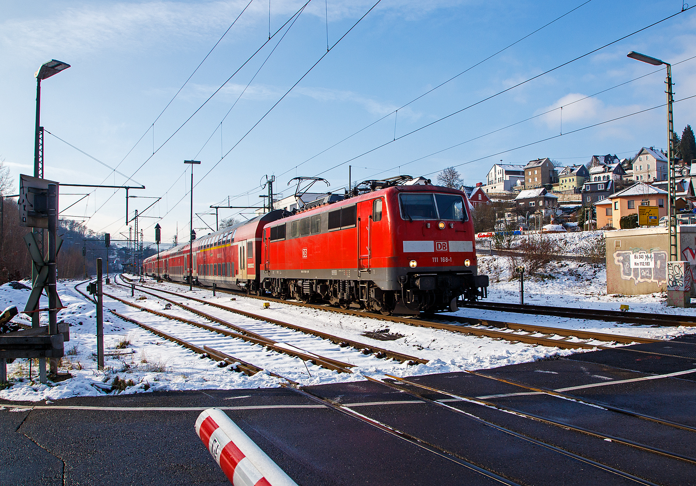 Die 111 168-1 (91 80 6111 168-1 D-DB) der DB Regio NRW rauscht am 21.01.2023 mit dem RE 9 rsx - Rhein-Sieg-Express (Aachen – Köln – Siegen), mit über 30 Minuten Verspätung, durch Niederschelden (Sieg) in Richtung Siegen.

Die Lok wurde 1980 von Henschel & Sohn in Kassel unter der Fabriknummer 32441 gebaut. Aktuell wird sie von DB Gebrauchtzug am Markt zum Kauf angeboten.