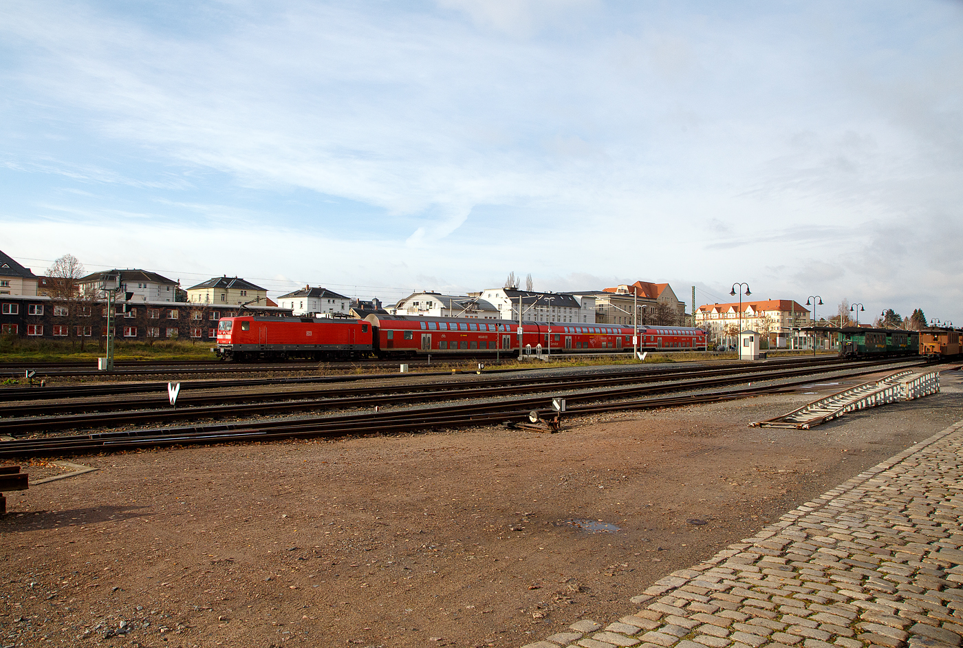 Die 112 187-0 (91 80 6112 187-0 D-DB) der DB Regio AG Nordost schiebt am 08.12.2022 einem Doppelstockzug, als RE 15 (Dresden – Coswig – Großenhain – Ruhland – Hoyerswerda), durch Radebeul Ost in Richtung Coswig.

Die Lok wurde 1994 von der AEG Schienenfahrzeuge Hennigsdorf GmbH (früher LEW) unter der Fabriknummer 21559 gebaut und an die Deutsche Bahn AG als DB 112 187-0  geliefert. Aus der Hennigsdorfer Lokschmiede LEW - VEB Lokomotivbau Elektrotechnische Werke „Hans Beimler“ Hennigsdorf wurde 1992 wieder AEG.
