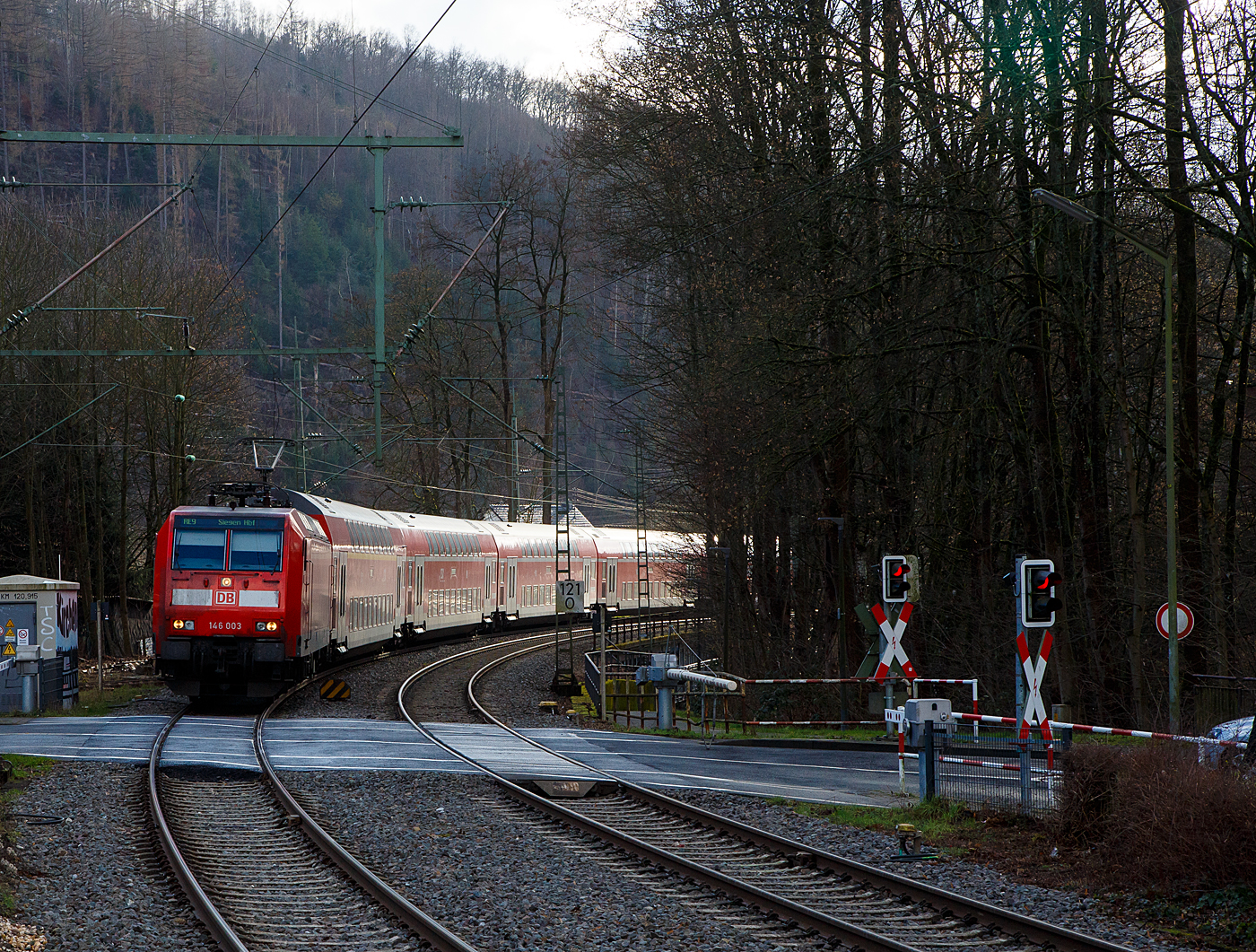 Die 146 003-9 (91 80 6146 003-9 D-DB) der DB Regio NRW erreicht mit dem RE 9 rsx - Rhein-Sieg-Express (Aachen – Köln – Siegen) am 17.01.2023 den Bahnhof Kirchen (Sieg).

Die TRAXX P160 AC1 wurde 2001 von ABB Daimler-Benz Transportation GmbH in Kassel unter der Fabriknummer 33810 gebaut.