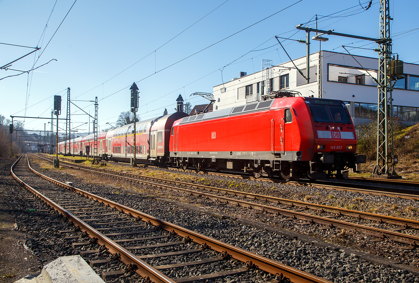 Die 146 003 (91 80 6146 003-9 D-DB) der DB Regio NRW fährt am 14.02.2023, mit dem RE 9 (rsx - Rhein-Sieg-Express) Aachen - Köln - Siegen, durch Niederschelden in Richtung Siegen.

Die TRAXX P160 AC1 wurde 2001 von ABB Daimler-Benz Transportation GmbH in Kassel unter der Fabriknummer 33810 gebaut.