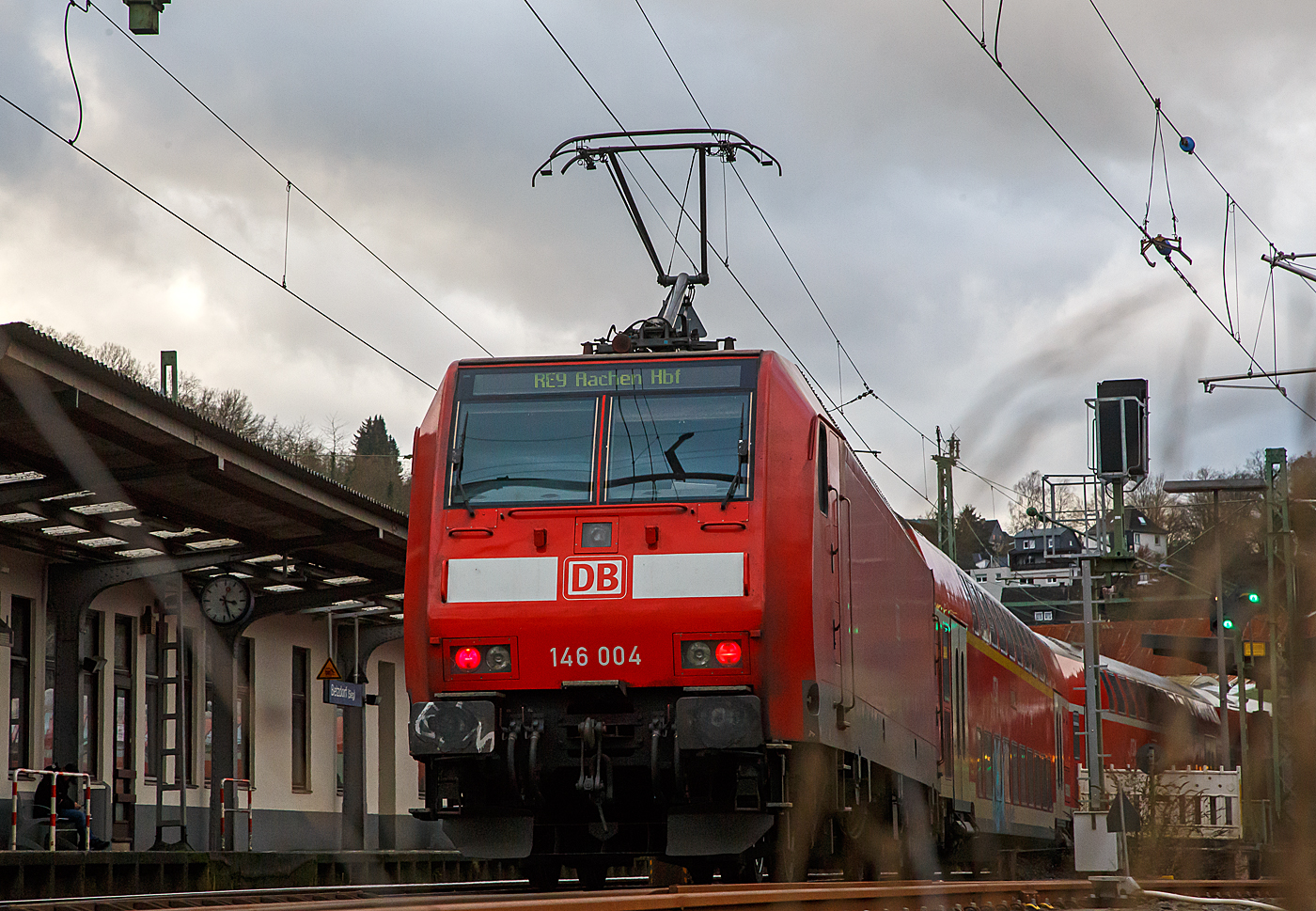 Die 146 004-7 (91 80 6146 004-7 D-DB) der DB Regio NRW erreicht am 15.01.2023, Steuerwagen voraus mit dem RE 9 rsx - Rhein-Sieg-Express (Siegen– Kln - Aachen), den Bahnhof Betzdorf (Sieg). Aufnahme von der Sieg-Fugngerbrcke.