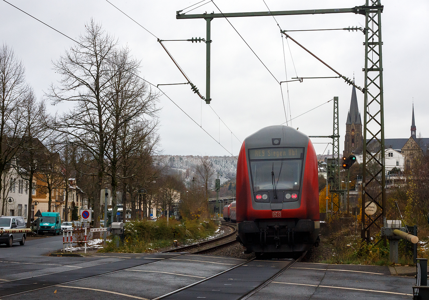 Die 146 004-7 (91 80 6146 004-7 D-DB) der DB Regio NRW erreicht am 22 November 2024, mit dem RE 9 (rsx - Rhein-Sieg-Express) Aachen - Kln - Siegen, den Bahnhof Kirchen/Sieg. Ich stehe beim Bahnbergang B km 120, 915 an der Siegstrecke, direkt vor dem Bahnhof.

Die TRAXX P160 AC1 wurde 2001 von Adtranz in Kassel unter der Fabriknummer 33811 gebaut.