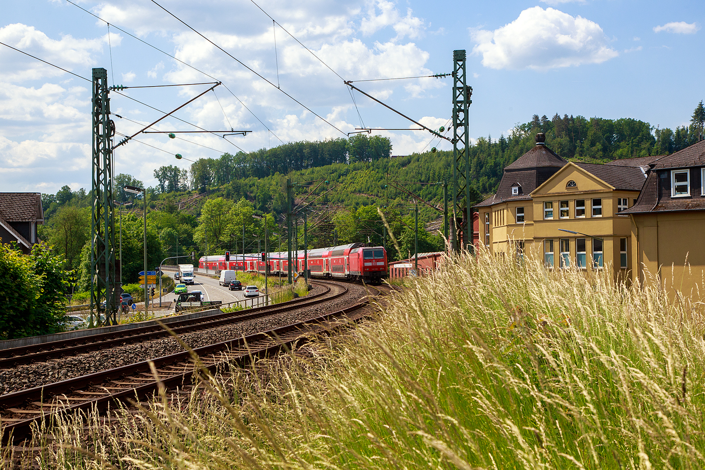 Die 146 006-2 (91 80 6146 006-2 D-DB) der DB Regio NRW schiebt am 06.06.2023 den RE 9 rsx - Rhein-Sieg-Express (Siegen – Köln – Aachen) Steuerwagen voraus durch Kirchen an der Sieg und erreicht bald den Bahnhof Kirchen.

Recht  die ehemalige Lokfabrik Arnold Jung in Jungenthal bei Kirchen an der Sieg.
