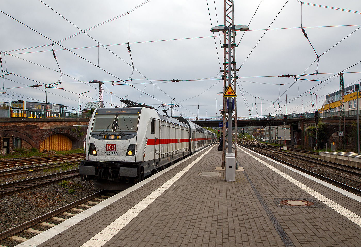 Die 147 559-9 (91 80 6147 559-9 D-DB – IC 4885) der DB Fernverkehr AG erreicht am 30.04.2022, mit dem IC 2227 (Münster Hbf - Hamm Hbf - Siegen Hbf - Frankfurt(Main)Hbf), den Hauptbahnhof Siegen. Hier im Hbf Siegen macht der Zug Kopf, d.h. er wechselt die Fahrtrichtung und fährt gleich Steuerwagenvorraus Richtung Frankfurt weiter. 

Die TRAXX P160 AC3 wurde 2018 von Bombardier in Kassel unter der Fabriknummer KAS 35477 gebaut und an die DB Fernverkehr AG geliefert. Sie hat die Zulassungen für Deutschland. Für die Schweiz ist die Zulassung auch vorgesehen, daher hat sie auch vier Stromabnehmer, doch wurde noch keine Zulassung durch die Schweiz vom Hersteller erlangt. Ob sie diese mal erlangt?
