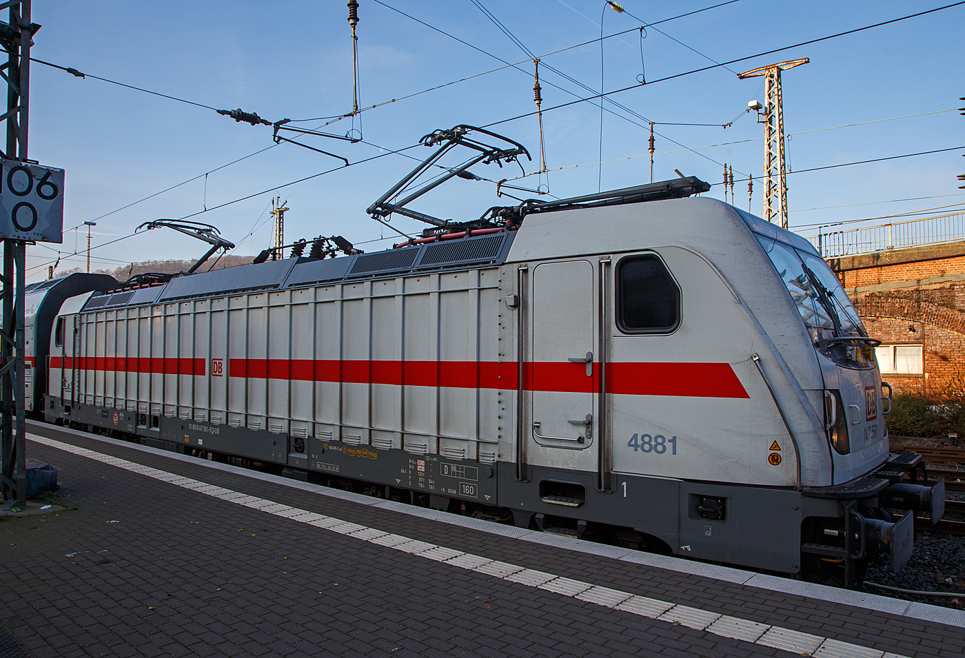 Die 147 561-5 (91 80 6147 561-5 D-DB – IC 4881) der DB Fernverkehr AG hat am 07.03.2022, mit dem IC 2227 (Münster - Siegen - Friedberg/Hessen) im Hauptbahnhof Siegen Kopfgemacht. Gleich folgt der Richtungswechsel, aus der Schublok wird dann die Zuglok und die Fahrt in Richtung Friedberg (Hessen) geht dann weiter. Daher wird gerade auf den hinteren Stromabnehmer gewechselt.

Die TRAXX P160 AC3 wurde 2017 von Bombardier in Kassel unter der Fabriknummer 35483 gebaut und an die DB Fernverkehr AG geliefert. Sie hat die Zulassungen für Deutschland. Für die Schweiz ist/war die Zulassung auch vorgesehen, daher hat sie auch vier Stromabnehmer, doch wurde noch keine Zulassung für die Schweiz vom Hersteller erlangt. Die zwei schmaleren Stromabnehmer könnte man auch abbauen und anderweitig verwenden, denn ich vermute dass es keine Zulassung für die Schweiz mehr geben wird.
