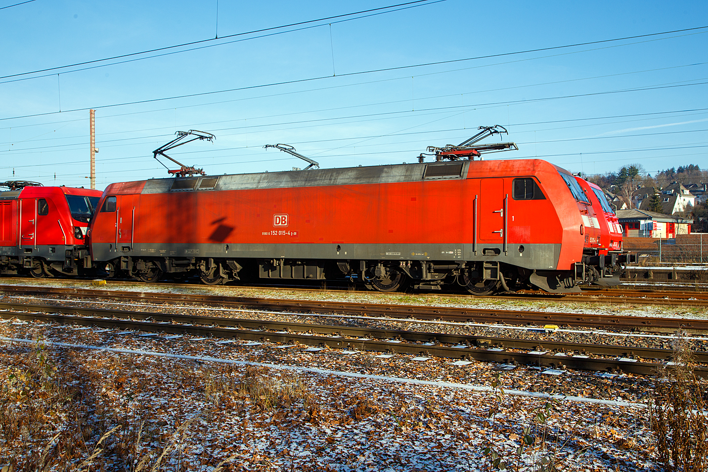 Die 152 015-4 (91 80 6152 015-4 D-DB) der DB Cargo AG ist am 15.12.2022 in Kreuztal in der Abstellgruppe abgestellt, links dahinter steht die 187 139-1eine Bombardier TRAXX F140 AC3.

Die Siemens ES64F wurde 1998 noch von Krauss-Maffei in München-Allach unter der Fabriknummer 20142 für die Deutsche Bahn AG gebaut.