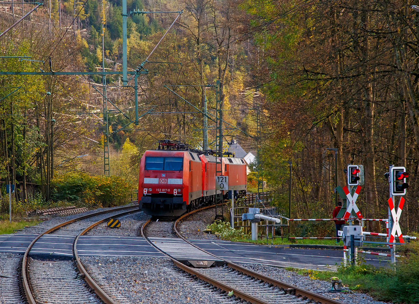 Die 152 121-0 mit den kalten 185 155-8 und 152 017-2 (alle drei von der DB Cargo) fahren am 05.11.2022 als Lokzug durch Kirchen (Sieg) in Richtung Kln. 