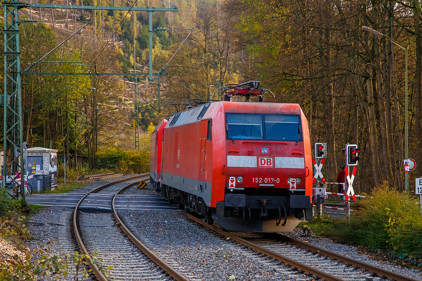 Die 152 121-0 mit den kalten 185 155-8 und 152 017-2 (alle drei von der DB Cargo) fahren am 05.11.2022 als Lokzug durch Kirchen (Sieg) in Richtung Kln. 