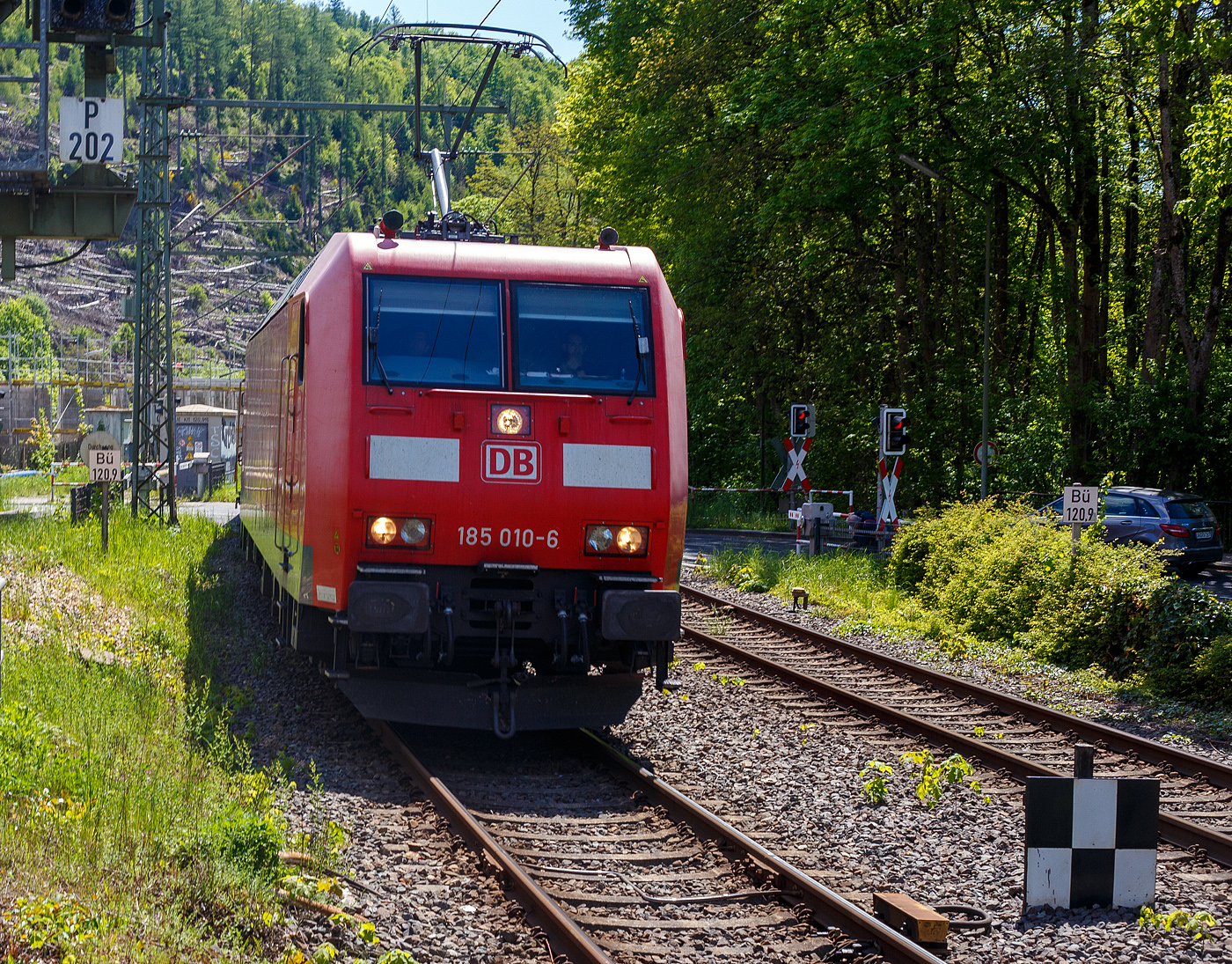 Die 185 010-6 (91 80 6185 010-6 D-DB) der DB Cargo AG fährt am 09 Mai 2025 mit einem gemischten Güterzug durch der Bahnhof Kirchen/Sieg in Richtung Siegen.

Die TRAXX F140 AC wurde 2001 von ABB Daimler-Benz Transportation GmbH, (Adtranz) in Kassel unter der Fabriknummer 33407 gebaut. Sie hat die Zulassungen für Deutschland und Österreich.