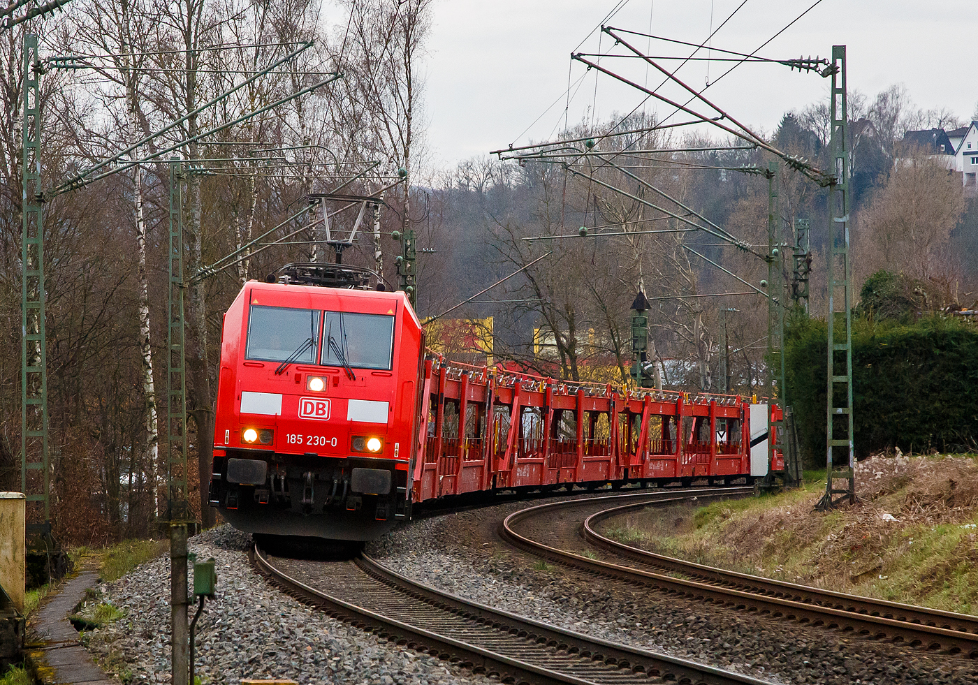 Die 185 230-0 (91 80 6185 230-0 D-DB) der DB Cargo AG fährt am 22.02.2023, mit einem leeren Autotransportzug (Wagen der Gattung Laaeffrs 561 der DB Cargo Logistics GmbH, ex ATG), durch Kirchen (Sieg) in Richtung Siegen.

Die TRAXX F140 AC 2 wurde 2005 bei Bombardier in Kassel unter der Fabriknummer 33757 gebaut. 