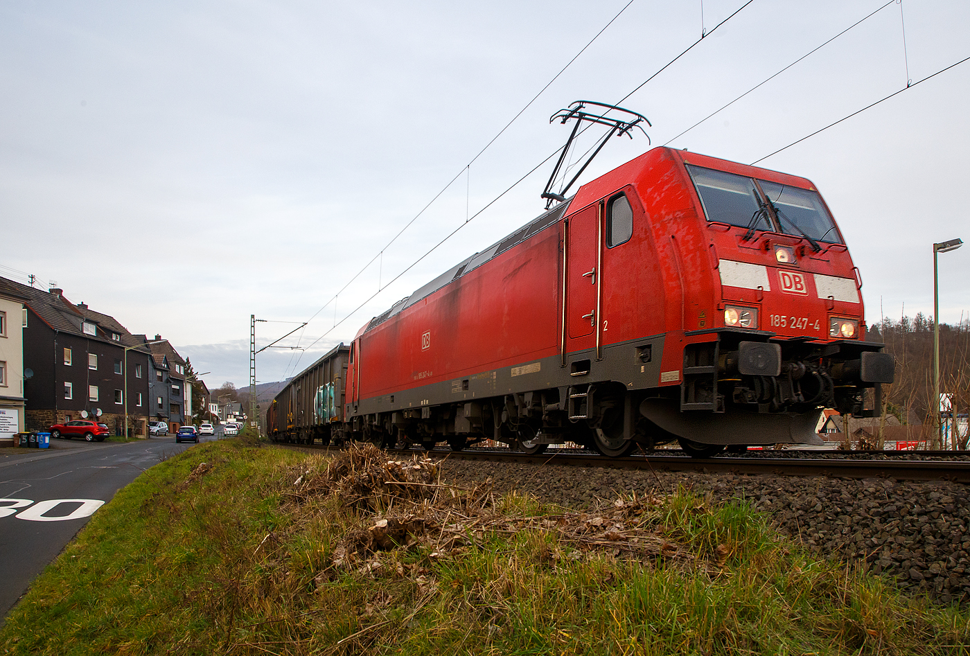 Die 185 247-4 (91 80 6185 247-4 D-DB) der DB Cargo AG fährt am 22.02.2023, mit einemgemischten Güterzug durch Kirchen (Sieg) in Richtung Köln.

Die TRAXX F140 AC 2 wurde 2006 bei Bombardier in Kassel unter der Fabriknummer 33778 gebaut.
