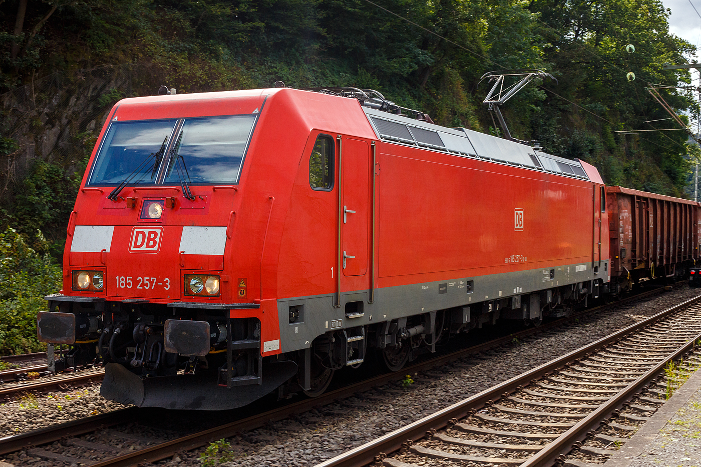 Die 185 257-3 (91 80 6185 257-3 D-DB) der DB Cargo AG fährt am 08 August 2024 mit einem gemischten Güterzug (vier Wagen der Gattung Eaons-x 059, sowie sechsachsige Coilwagen der Gattung Sahmms) durch Scheuerfeld (Sieg) in Richtung Siegen bzw. Kreuztal.

Die TRAXX F140 AC2 wurde 2006 bei Bombardier in Kassel unter der Fabriknummer 34104 gebaut. Sie hat die Zulassungen für Deutschland und Österreich.
