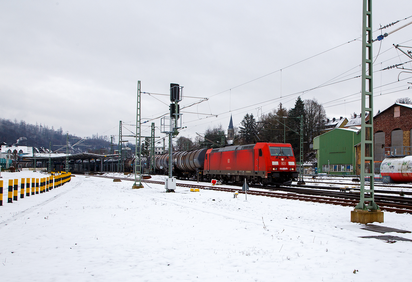 Die 185 287-9  (91 80 6185 283-9 D-DB) fährt am 08.03.2023, mit einem Kesselwagenzug (Ladegut laut Gefahrgutkennzeichnung nicht genau genannte Erdöldestillate bzw. Erdölprodukte), durch Betzdorf (Sieg) in Richtung Köln.

Die TRAXX F 140 AC2 wurde 2006 von der Bombardier Transportation GmbH in Kassel unter der Fabriknummer 34146 gebaut.
