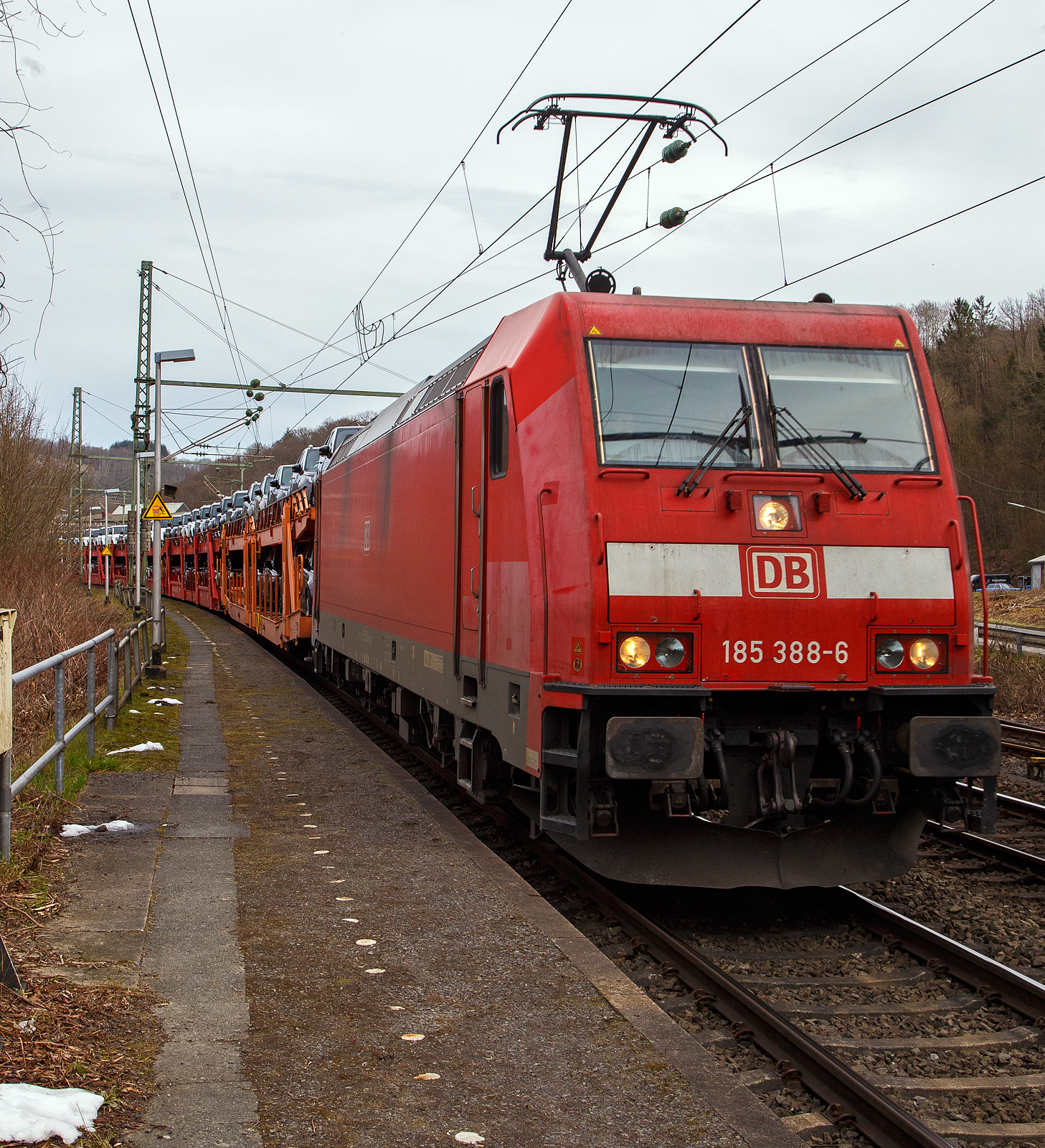 Die 185 388-6 (91 80 6185 388-6 D-DB) der DB Cargo AG fährt am 17.03.2023, mit einem SUV´s beladenen Autotransportzug (Wagen der Gattung Laaeffrs 561 der DB Cargo Logistics GmbH, ex ATG), durch Scheuerfeld (Sieg) in Richtung Köln. 

Die TRAXX F 140 AC2 wurde 2009 von der Bombardier Transportation GmbH in Kassel unter der Fabriknummer 34695 gebaut.
