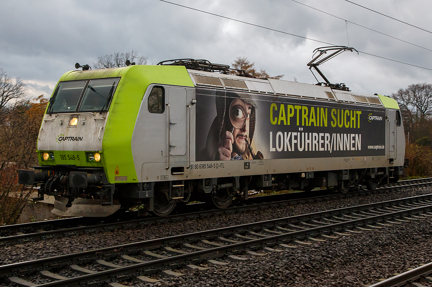 Die 185 548-5 (91 80 6185 548-5 D-ITL) der ITL Eisenbahngesellschaft mbH (Tochtergesellschaft der CAPTRAIN Deutschland GmbH), mit Werbung „Captrain sucht Lokführer/innen“, fährt am Nachmittag des 07.12.2022 als Lz (Lokzug/Triebfahrzeugfahrt), auf der Elbtalbahn (KBS 247), durch Dresden-Strehlen in Richtung Pirna.

Die TRAXX F140 AC1 wurde 2006 von der Bombardier Transportation GmbH in Kassel unter der Fabriknummer 33739 gebaut. Sie hat die Zulassungen für Deutschland und Österreich (D/A). Für Ungarn hatte si auch mal eine Zulassung, sie war auch 2008 an die ungarische EUROCOM vermietet, aber nach meiner Sichtung ist ein „H“ für Ungarn nicht mehr angeschrieben.
