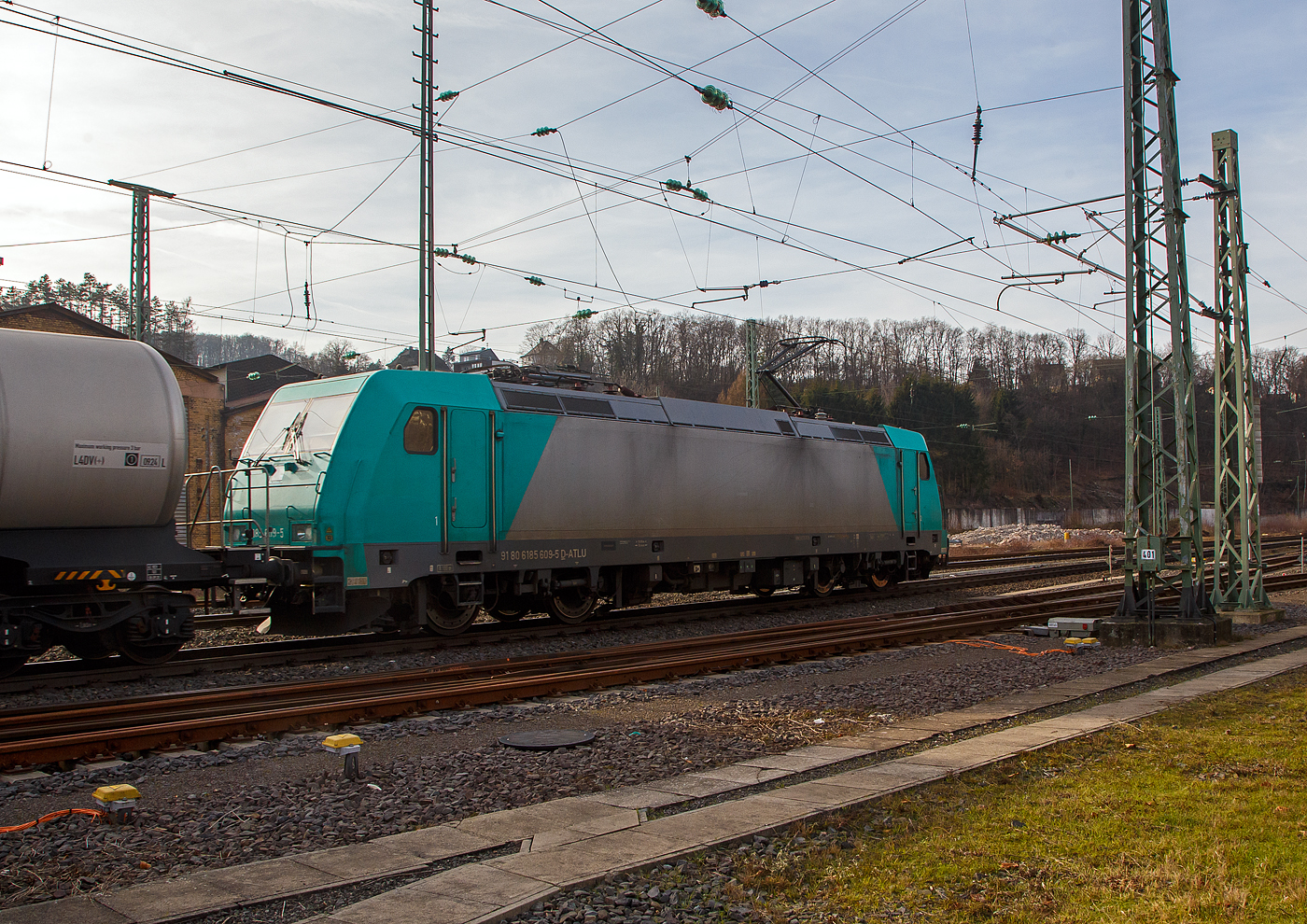 Die 185 609-5 (91 80 6185 609-5 D-ATLU) der Alpha Trains Luxembourg fhrt am 09.02.2023 mit einem gemischten Gterzug durch den Betzdorf (Sieg) in Richtung Kln. 

Die TRAXX F140 AC2 wurde 2008 von Bombardier in Kassel unter der Fabriknummer 34244 gebaut und an die Alpha Trains Belgium geliefert. Sie hat die Zulassungen fr Deutschland, sterreich und Ungarn. In ihrer relativ kurzen Betriebszeit hat sie schon viele NVR-Stationen gehabt. Wer hier der Mieter ist mir nicht bekannt.