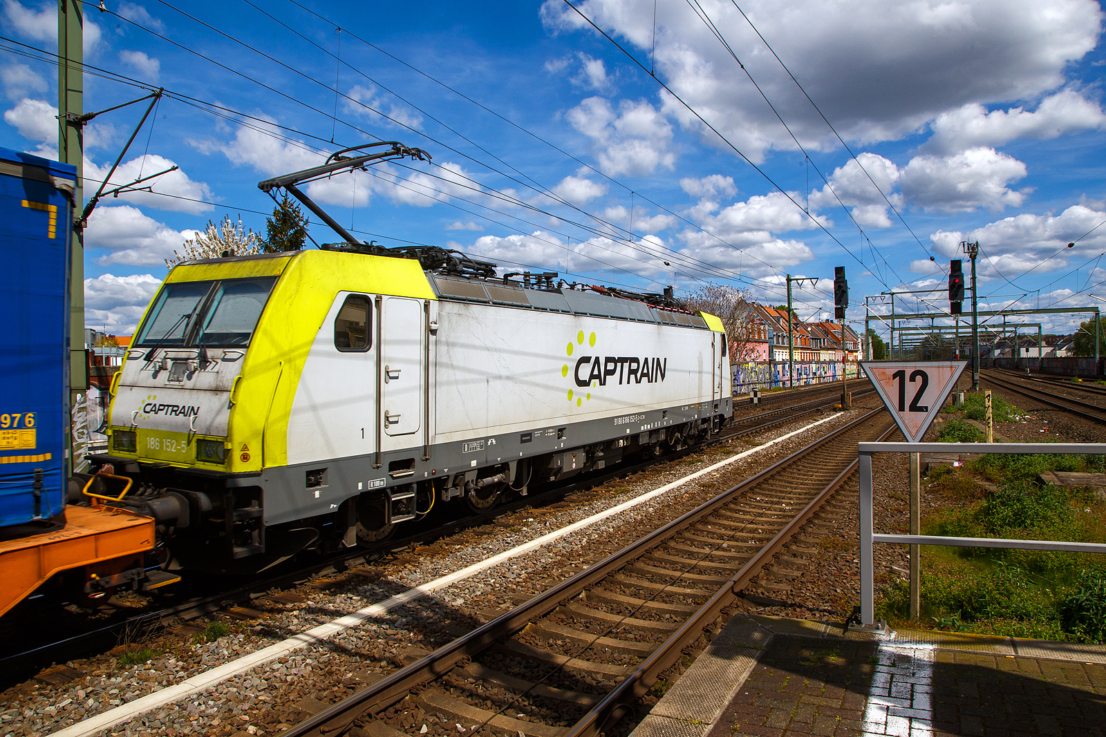 Die 186 152-5 (91 80 6186 152-5 D-CCW) der CCW - Captrain Deutschland CargoWest GmbH (Gütersloh) fährt am 30.04.2023 mit einem KLV-Zug durch den Bahnhof Köln-Ehrenfeld in Richtung Köln-West.

Die Bombardier TRAXX F140 MS(2E) wurde 2018 von Bombardier in Kassel unter der Fabriknummer 35419 gebaut und an die ITL - Eisenbahngesellschaft mbH in Dresden (Tochter der Captrain) als 91 80 6186 152-5 D-ITL geliefert. Die Multisystemlokomotive hat die Zulassungen bzw. besitzt die Länderpakete für Deutschland, Österreich, Belgien und die Niederland (D/A/B/NL).