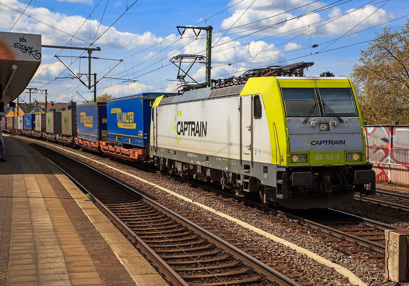 Die 186 152-5 (91 80 6186 152-5 D-CCW) der CCW - Captrain Deutschland CargoWest GmbH (Gütersloh) fährt am 30.04.2023 mit einem KLV-Zug durch den Bahnhof Köln-Ehrenfeld in Richtung Köln-West.

Die Bombardier TRAXX F140 MS(2E) wurde 2018 von Bombardier in Kassel unter der Fabriknummer 35419 gebaut und an die ITL - Eisenbahngesellschaft mbH in Dresden (Tochter der Captrain) als 91 80 6186 152-5 D-ITL geliefert. Die Multisystemlokomotive hat die Zulassungen bzw. besitzt die Länderpakete für Deutschland, Österreich, Belgien und die Niederland (D/A/B/NL).