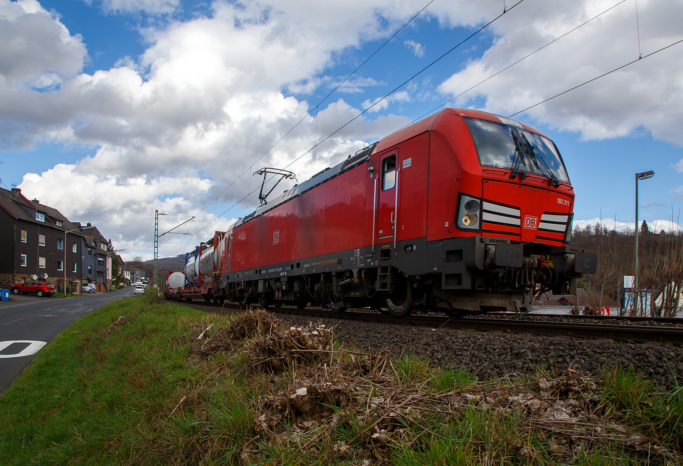 Die 193 311-8 (91 80 6193 311-8 D-DB) der DB Cargo fährt am 24.03.2023 mit einem gemischten Güterzug durch Kirchen (Sieg) in Richtung Köln.

Die SIEMENS Vectron MS wurde 2018 von Siemens in München-Allach unter der Fabriknummer 22452 gebaut. Diese Vectron Lokomotive ist als MS – Lokomotive (Multisystem-Variante) mit 6.400 kW und einer Höchstgeschwindigkeit von 200 km/h konzipiert und zugelassen für Deutschland, Österreich, Schweiz, Italien und Niederlande (D/A/CH/I/NL).
