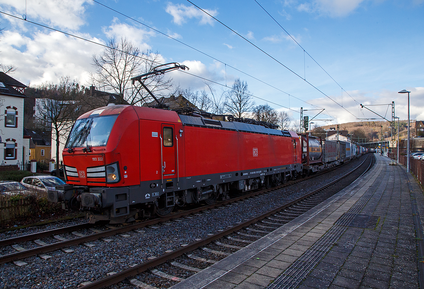 Die 193 322-5 (91 80 6193 322-5 D-DB) der DB Cargo AG fährt am 17.01.2023 mit einem „HUPAC“ KLV-Zug durch Kirchen (Sieg) in Richtung Köln.

Die Siemens Vectron MS (200 km/h - 6.4 MW) wurden 2018 von Siemens unter der Fabriknummer 22447 und gebaut, sie hat die Zulassungen für Deutschland, Österreich, Schweiz, Italien und die Niederlande (D/A/CH/I/NL).