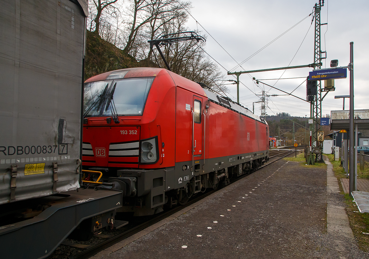 Die 193 352-2 (91 80 6193 352-2 D-DB) der DB Cargo AG fährt am 28.01.2023 mit einem KLV-Zug durch Scheuerfeld (Sieg) in Richtung Köln.

Die Siemens Vectron MS (200 km/h - 6.4 MW) wurden 2018 von Siemens unter der Fabriknummer 22475 und gebaut, sie hat die Zulassungen für D/A/CH/I/NL und kann so vom Mittelmeer bis an die Nordsee ohne Lokwechsel durchfahren. 