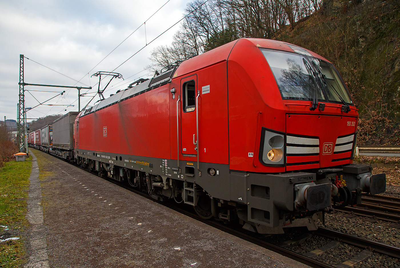 Die 193 352-2 (91 80 6193 352-2 D-DB) der DB Cargo AG fährt am 28.01.2023 mit einem KLV-Zug durch Scheuerfeld (Sieg) in Richtung Köln.

Die Siemens Vectron MS (200 km/h - 6.4 MW) wurden 2018 von Siemens unter der Fabriknummer 22475 und gebaut, sie hat die Zulassungen für D/A/CH/I/NL und kann so vom Mittelmeer bis an die Nordsee ohne Lokwechsel durchfahren. 