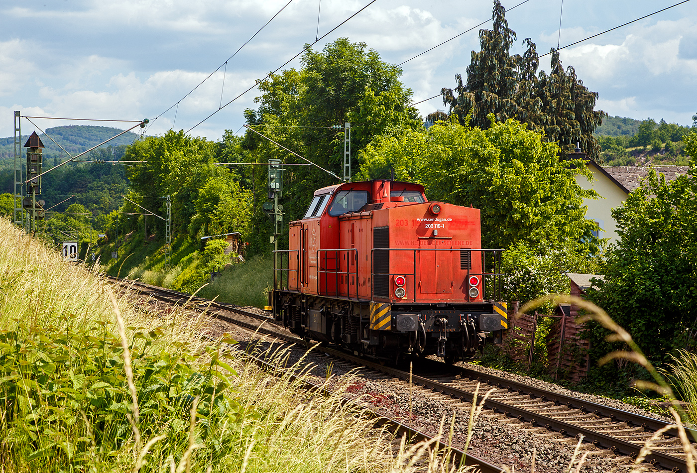 Die 203 115-1 (92 80 1203 115-1 D-SENDO) der Sendogan Bahndienste GmbH (Recklinghausen), ex DB 202 450-3, fährt am 06.06.2023 als Lz (Lokzug) bzw. auf Tfzf (Triebfahrzeugfahrt) Kirchen an der Sieg in Richtung Siegen. 